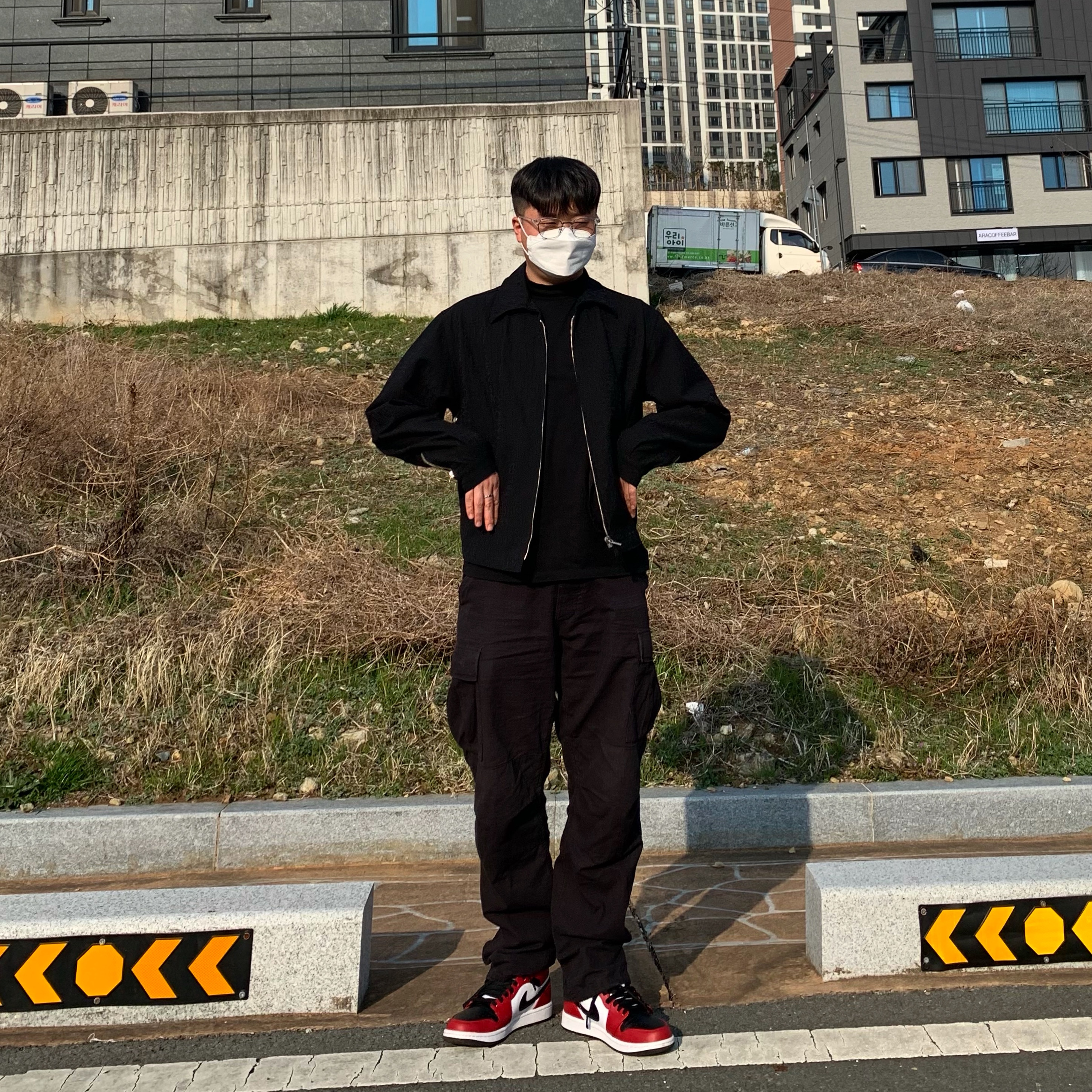 Jordan 1 Mid Chicago Black Toe ์ฐฉ์ฉ ์คํ์ผ