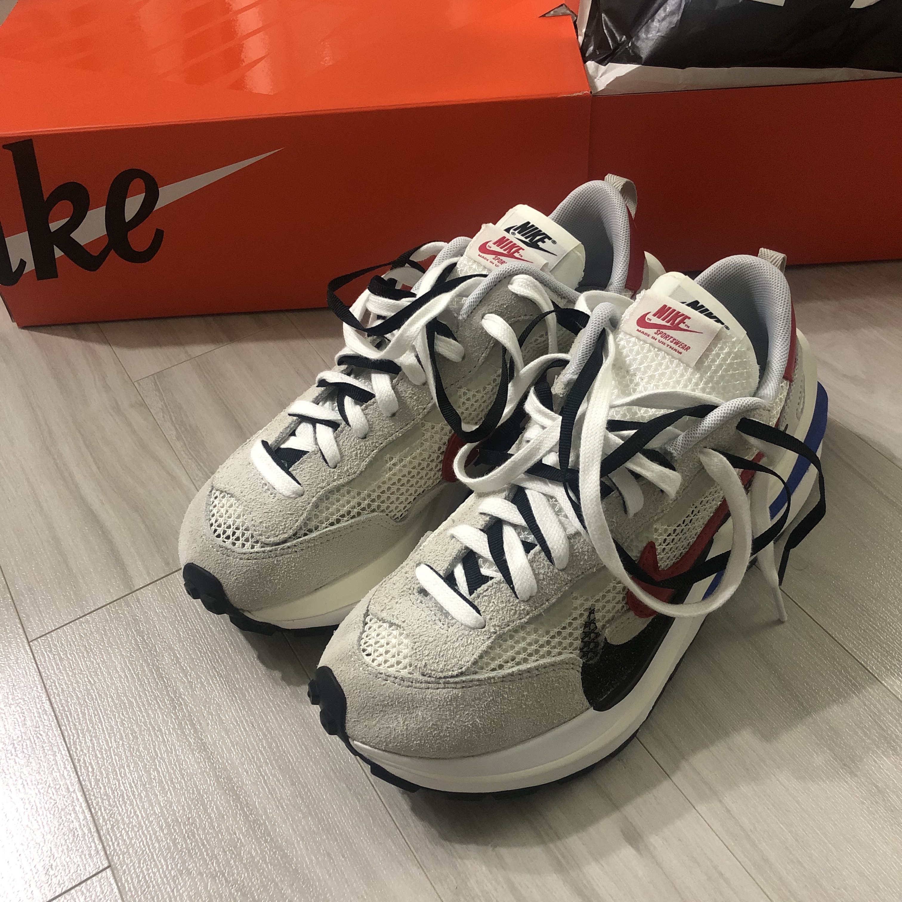 Nike x Sacai VaporWaffle Royal Fuchsia 착용 스타일 - 2