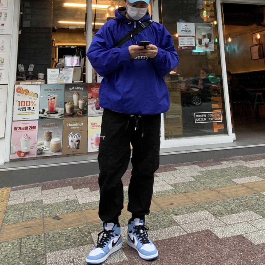 Jordan 1 Retro High OG University Blue 착용 스타일 - 1