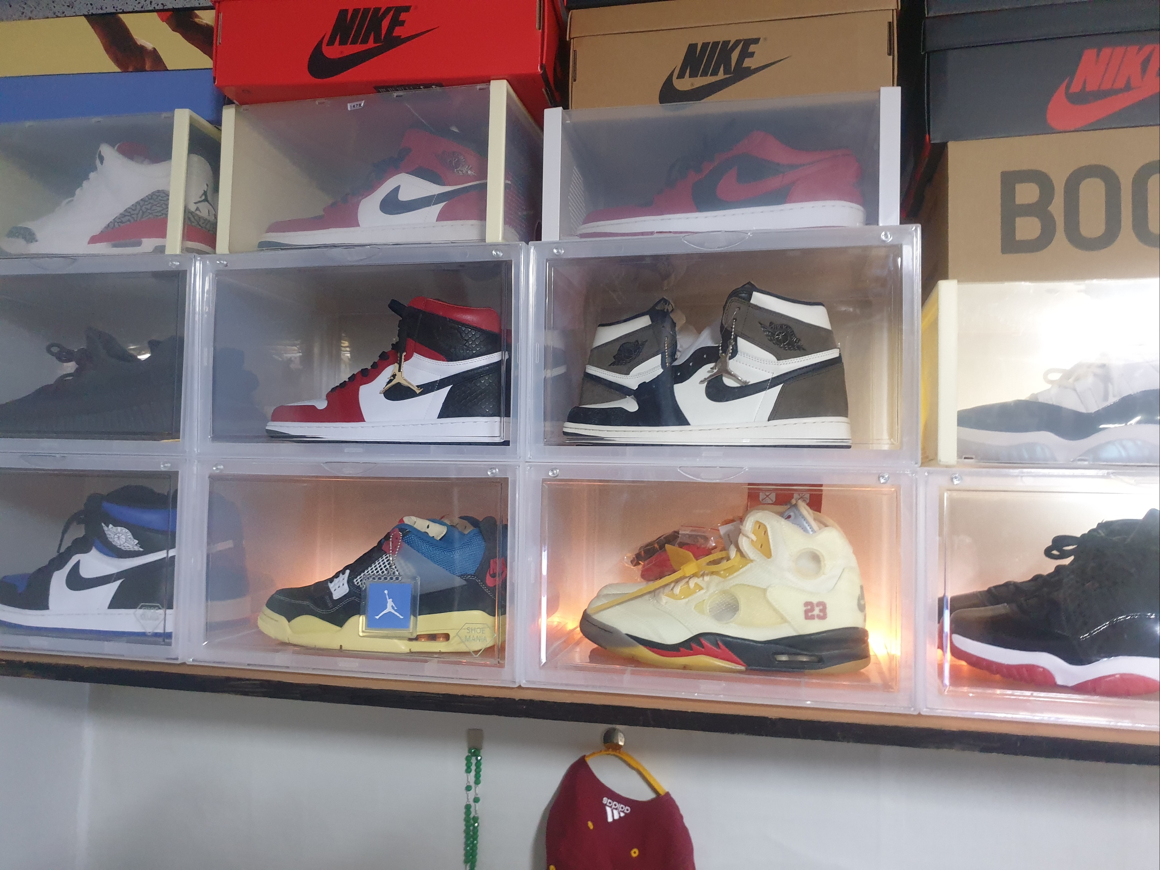Jordan 5 x Off-White Retro SP Sail Fire Red, (W) Jordan 1 Retro High Satin Red 착용 스타일 - 2