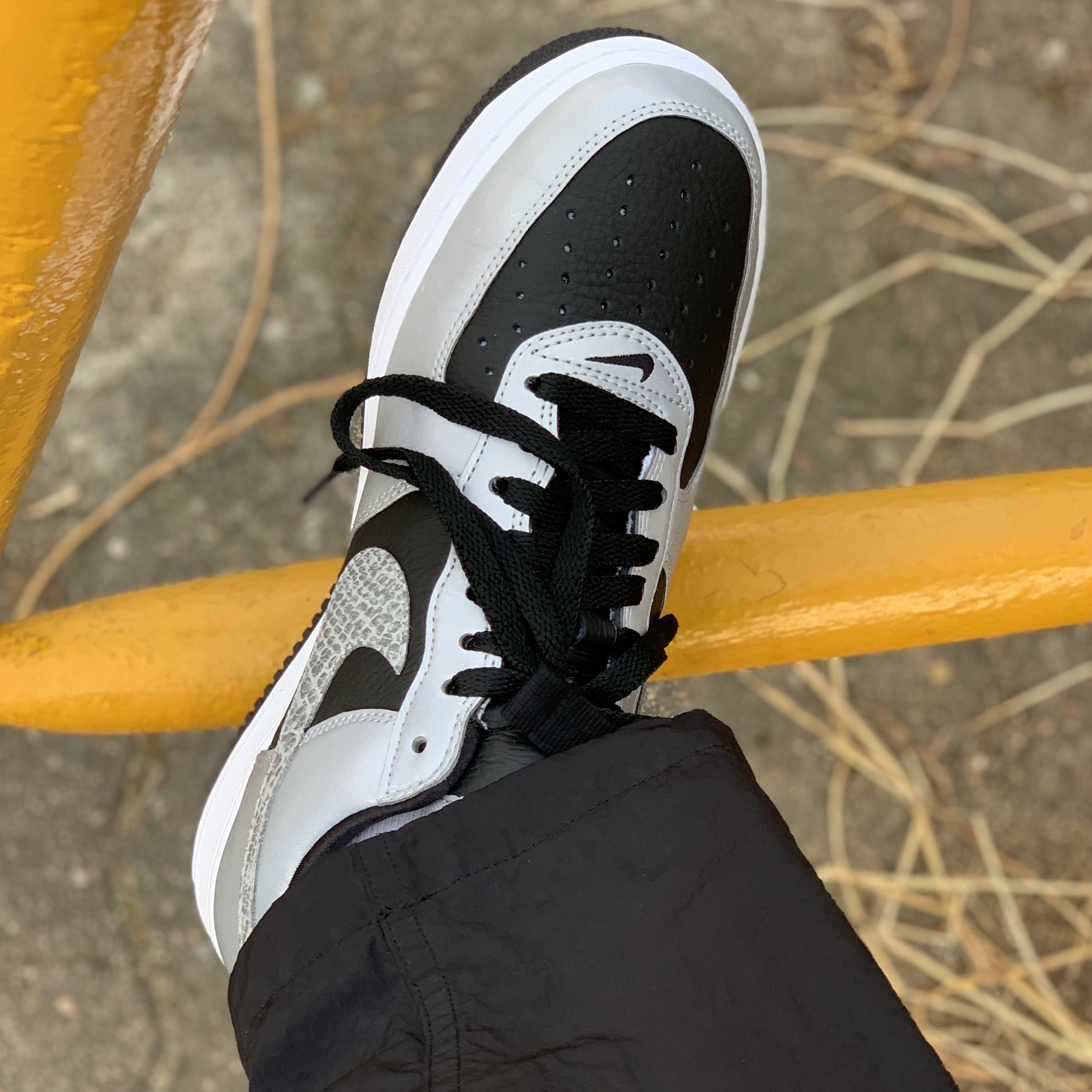 Nike Air Force 1 B Silver Snake 착용 스타일 - 3