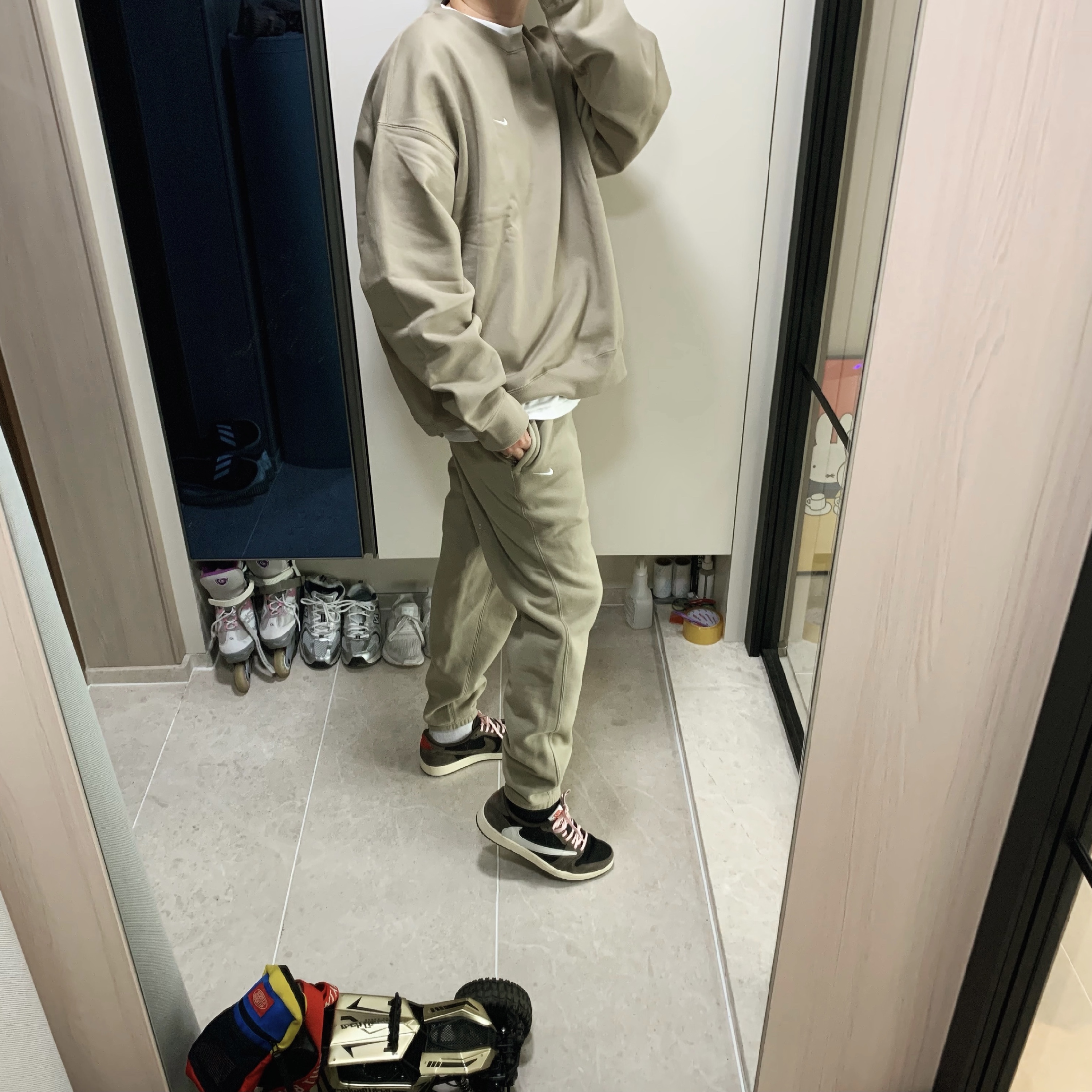 Jordan 1 x Travis Scott Retro Low OG SP Mocha 착용 스타일 - 3