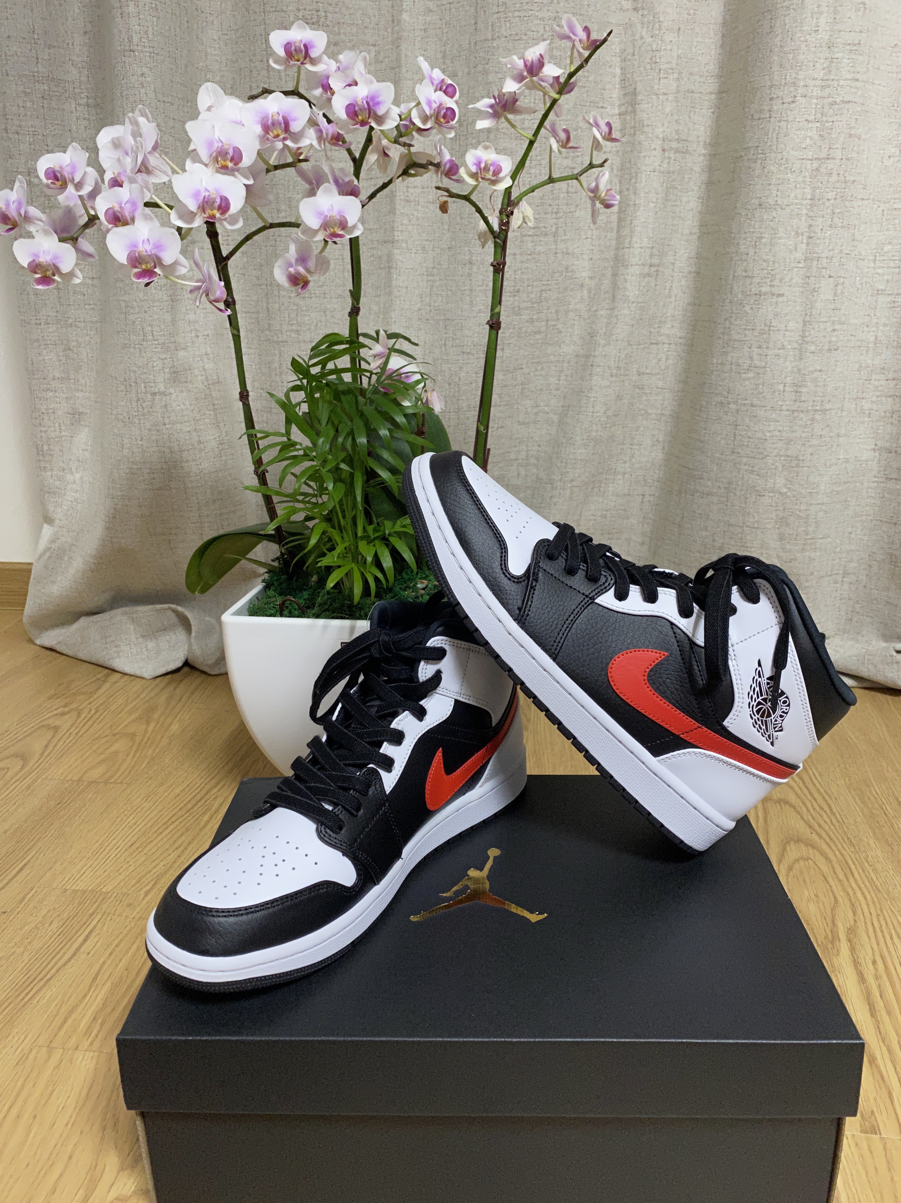 Jordan 1 Mid Black Chile Red 착용 스타일