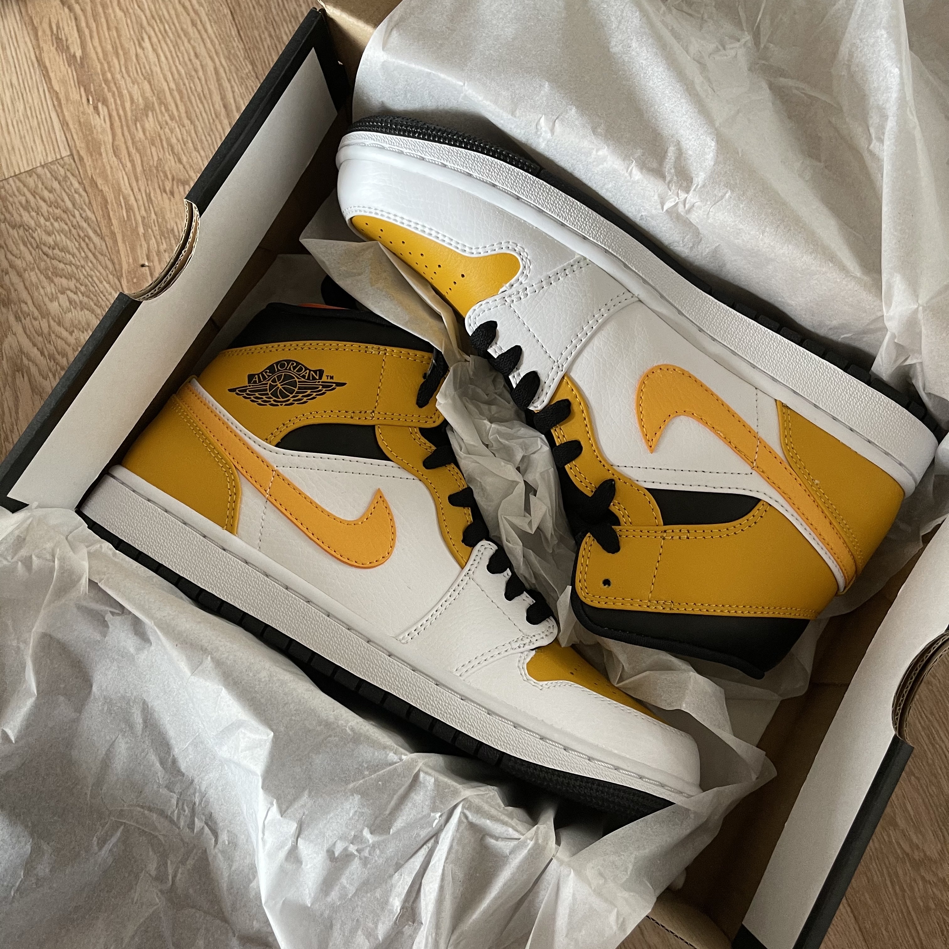 Jordan 1 Mid White University Gold 착용 스타일 - 2
