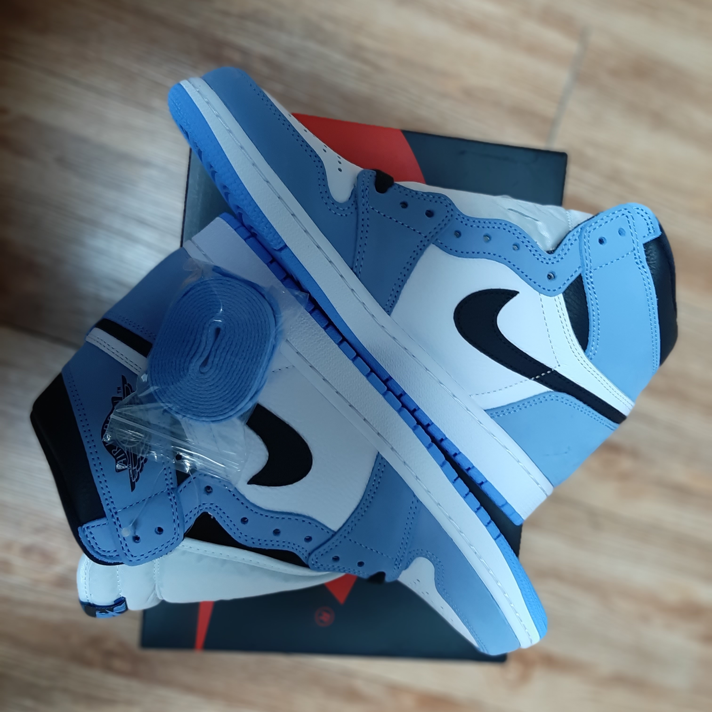Jordan 1 Retro High OG University Blue 착용 스타일 - 4