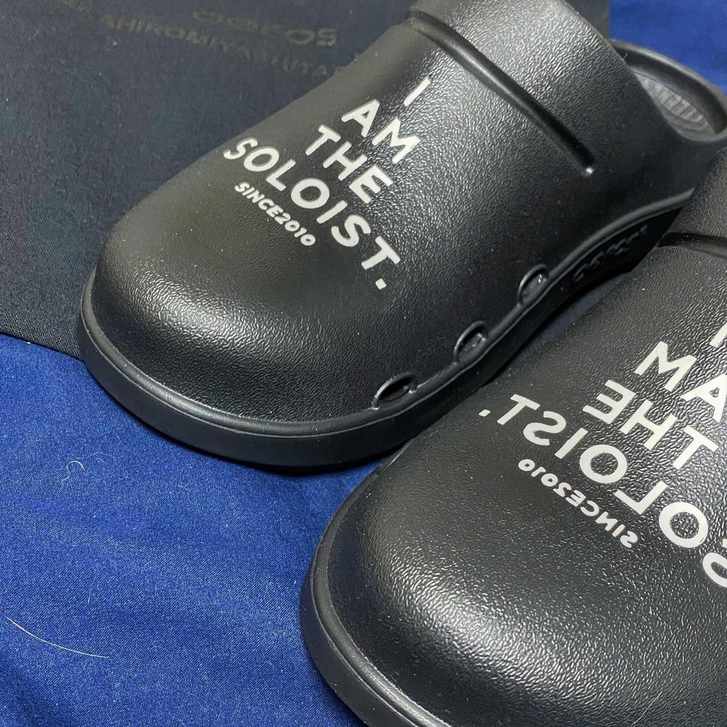 Oofos x Takahiromiyashita The Soloist Signature Clog Black White 착용 스타일 - 3