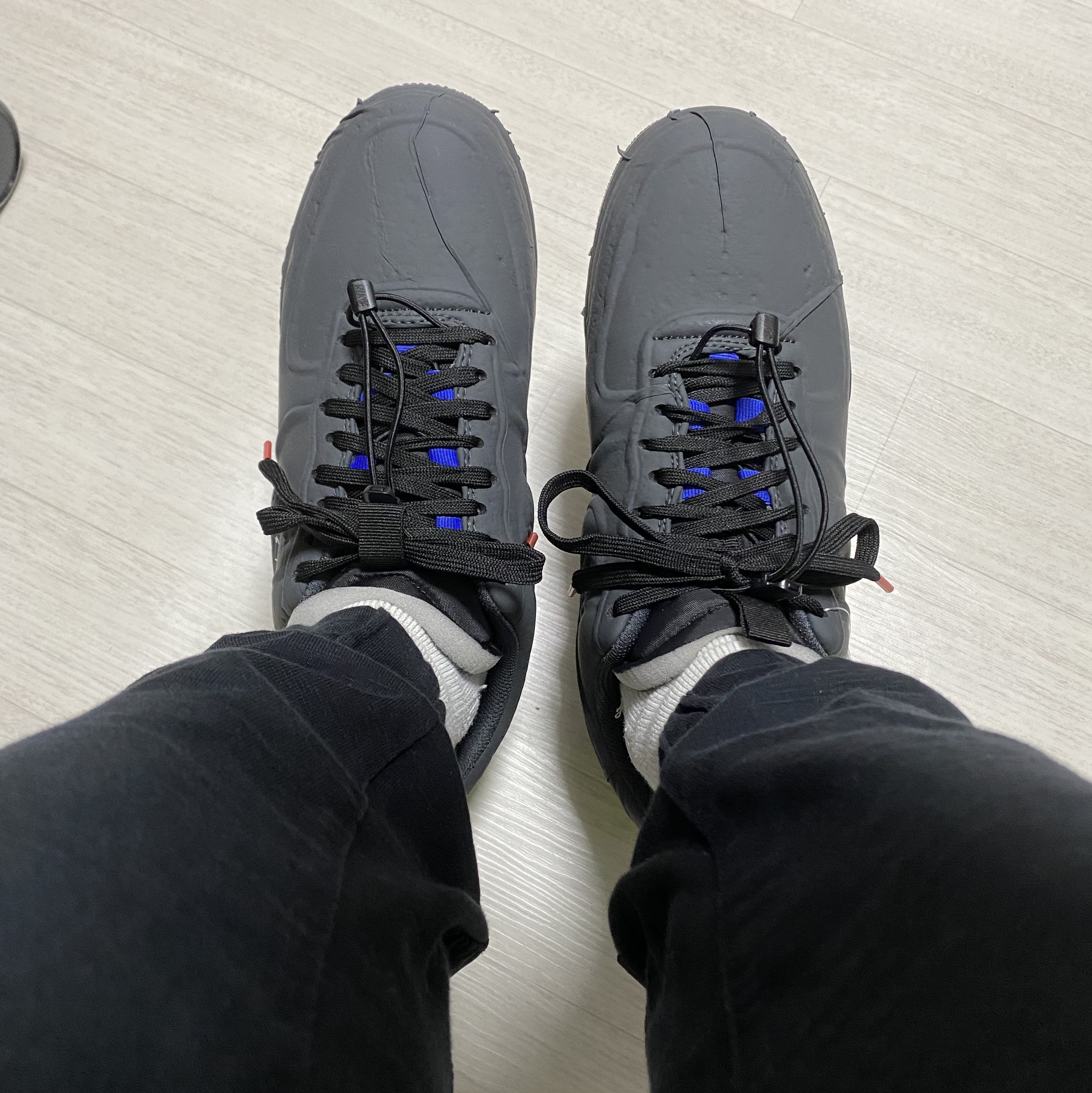 Nike Air Force 1 Experimental Black 착용 스타일 - 3
