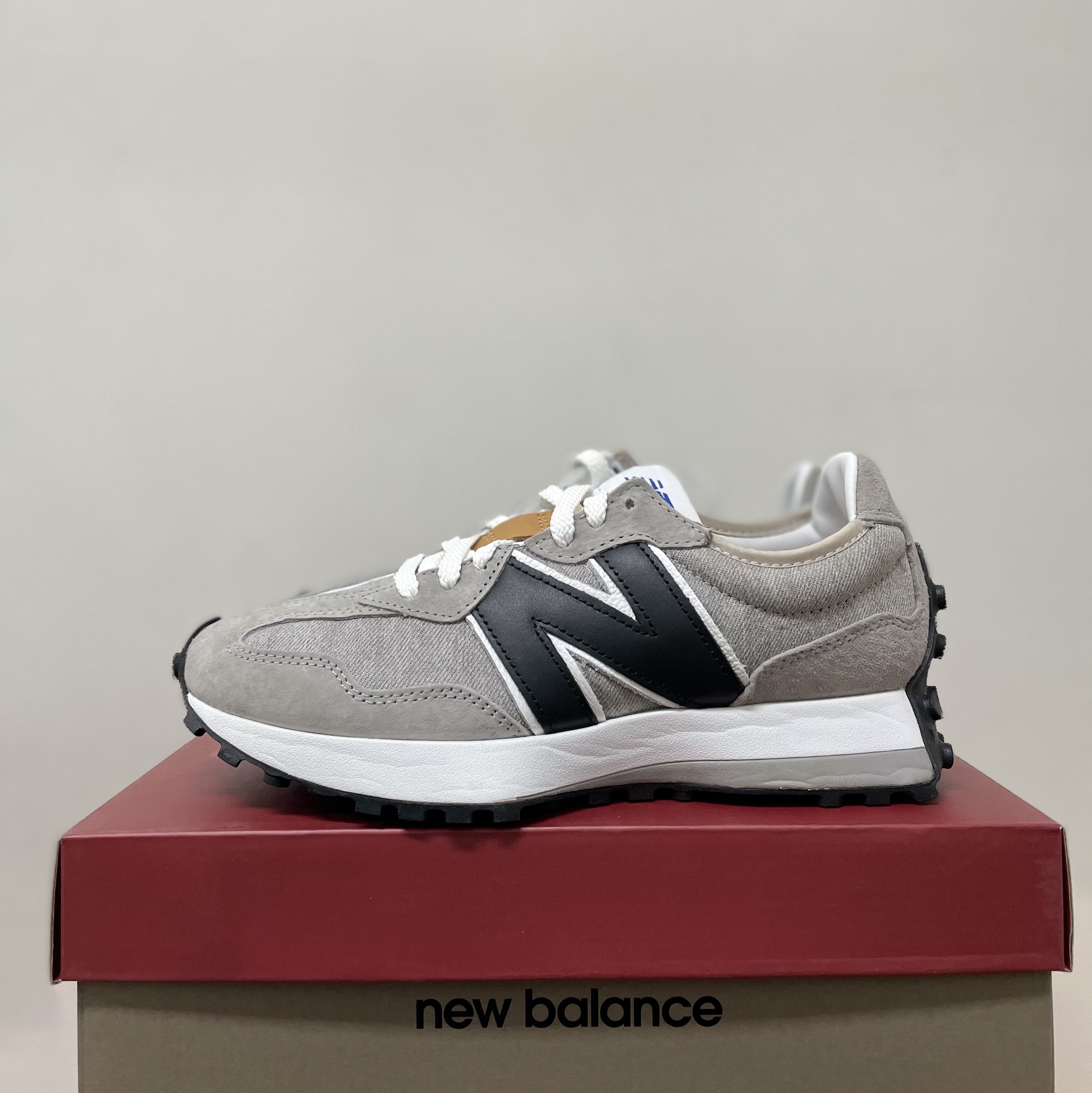 New Balance x Levi's 327 Grey (Levi's Tag) 착용 스타일