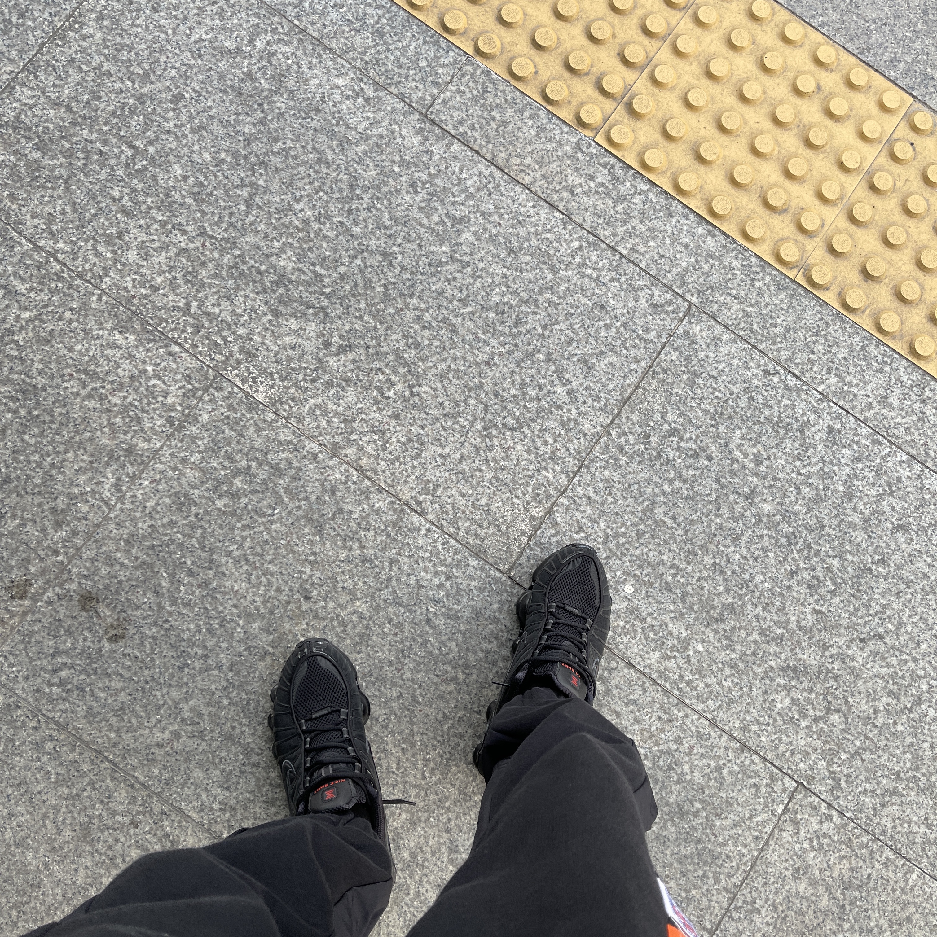 Nike Shox TL Black Metallic Hematite 착용 스타일