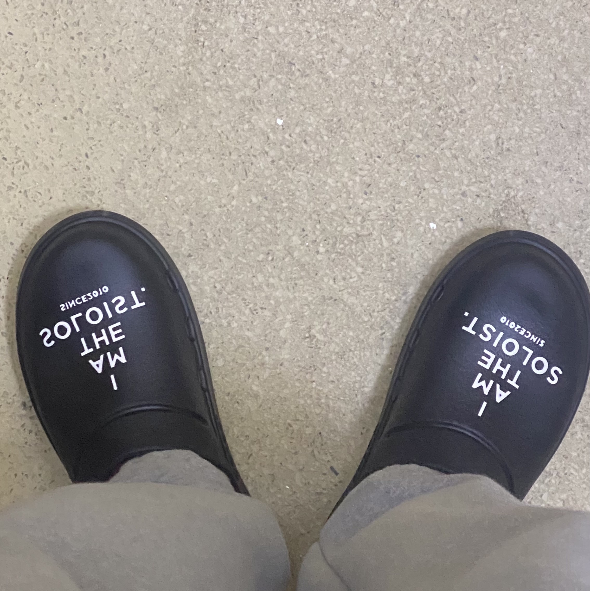 Oofos x Takahiromiyashita The Soloist Signature Clog Black White 착용 스타일 - 1