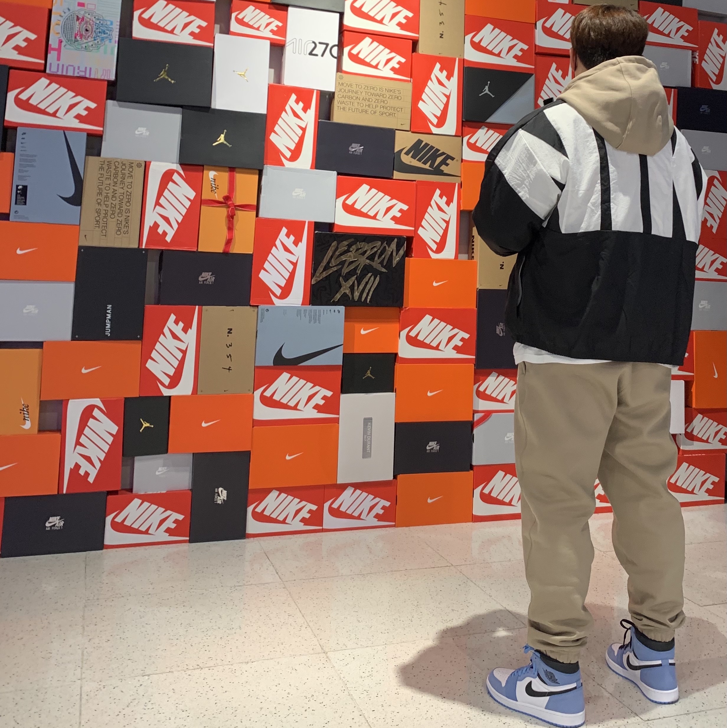 Jordan 1 Retro High OG University Blue, Nike NRG Solo Swoosh Fleece Hoodie Khaki - Asia 착용 스타일