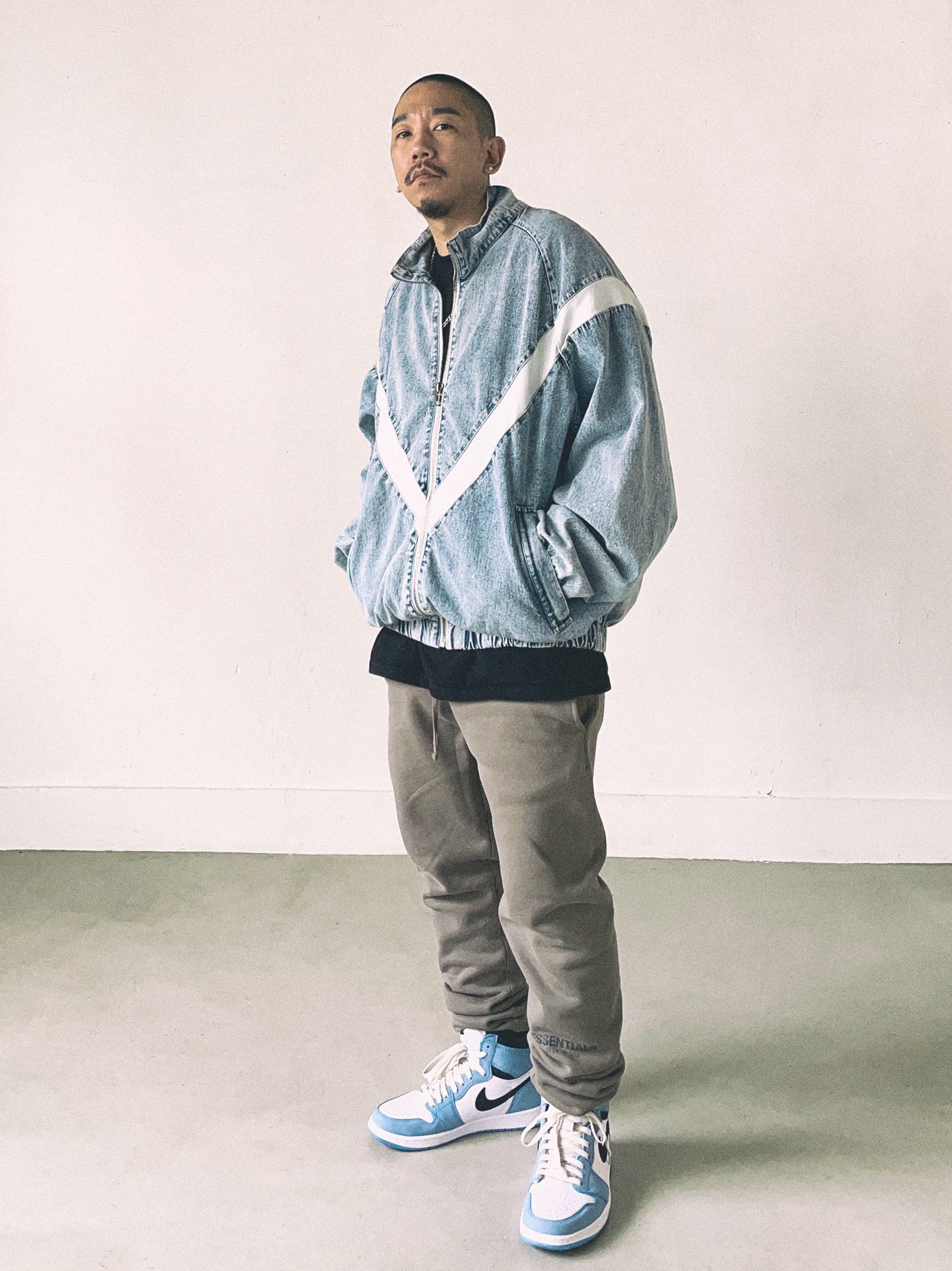 Jordan 1 Retro High OG University Blue 착용 스타일 - 1