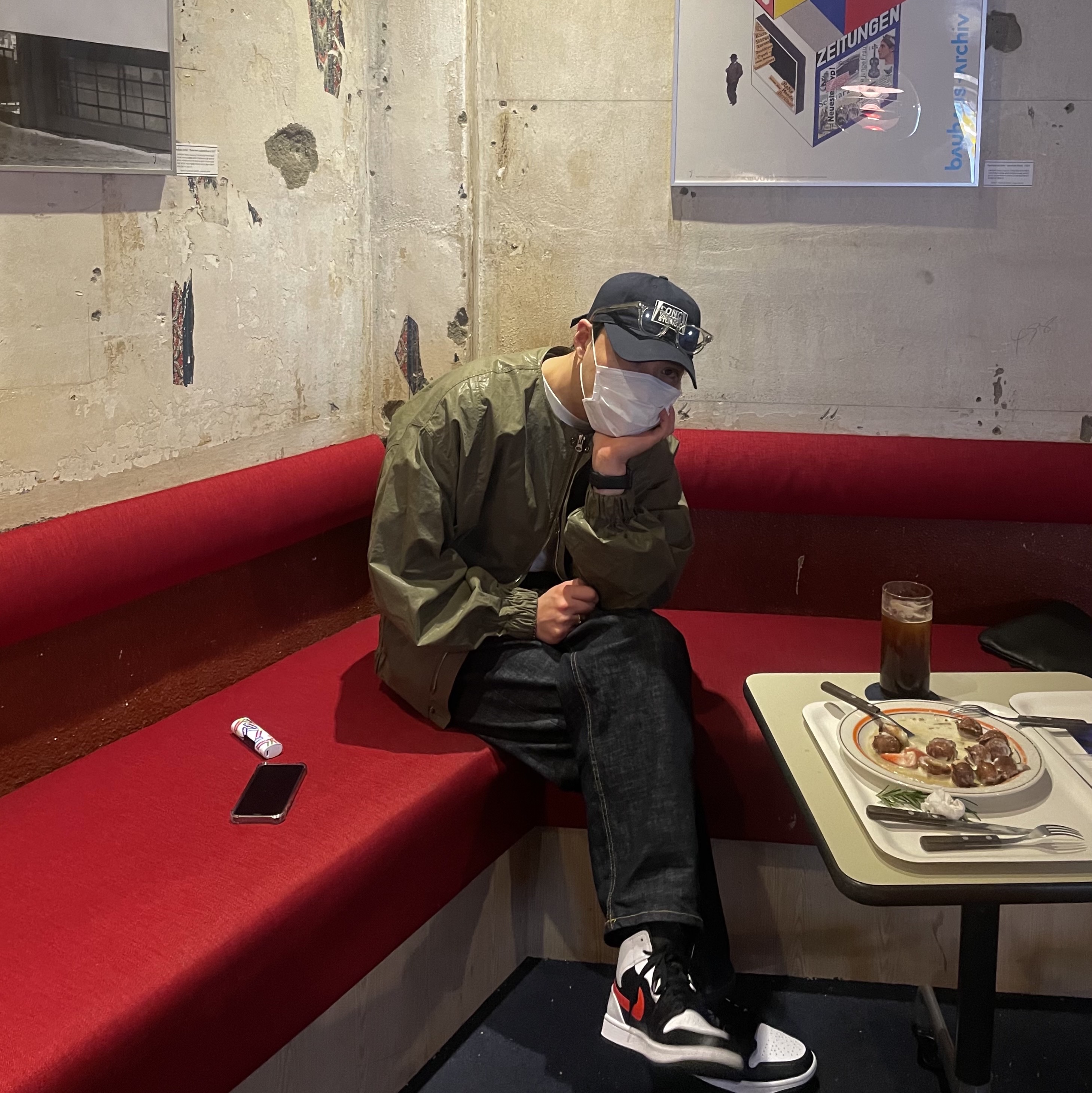 Jordan 1 Mid Black Chile Red 착용 스타일