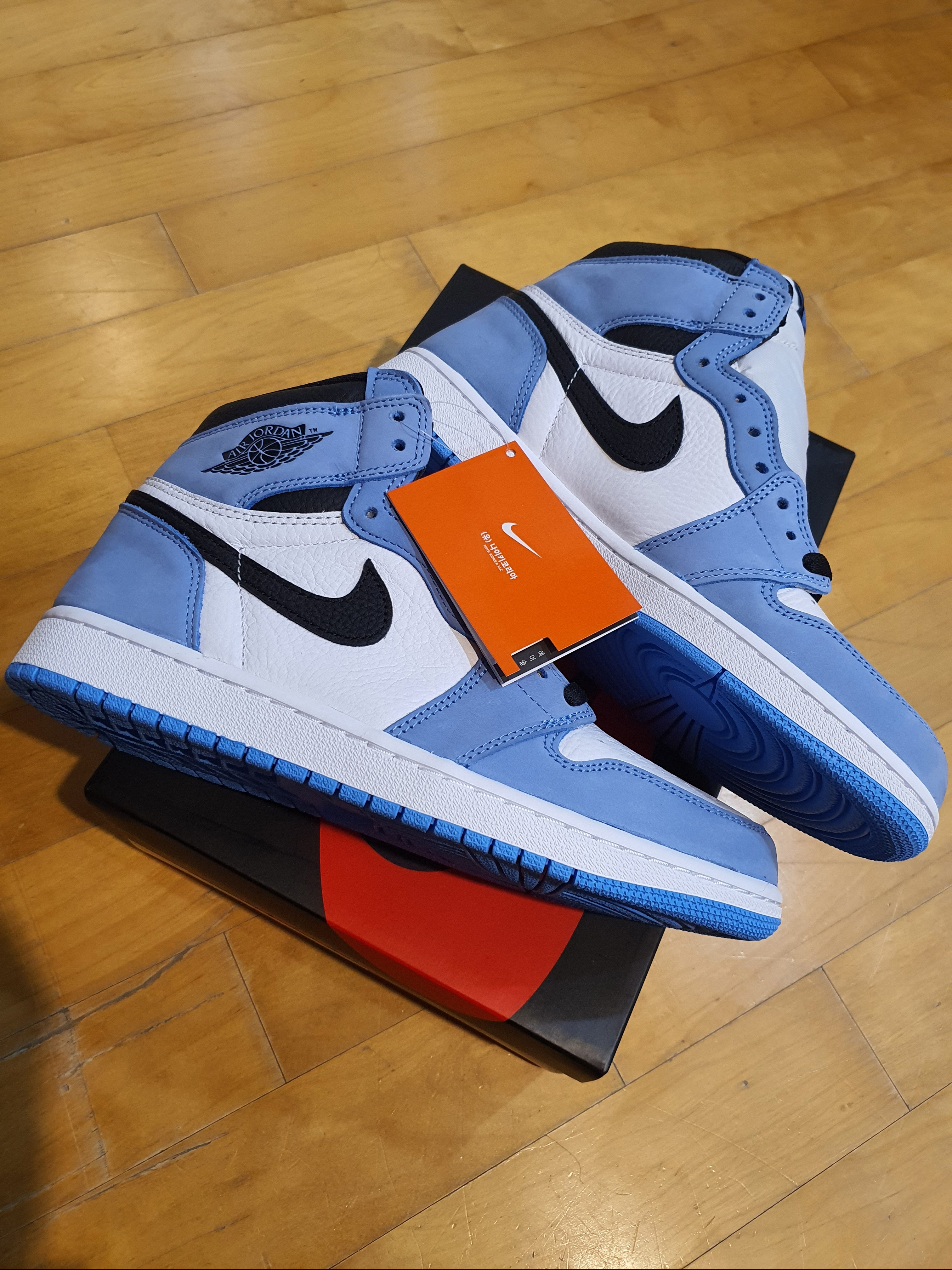 Jordan 1 Retro High OG University Blue 착용 스타일 - 3
