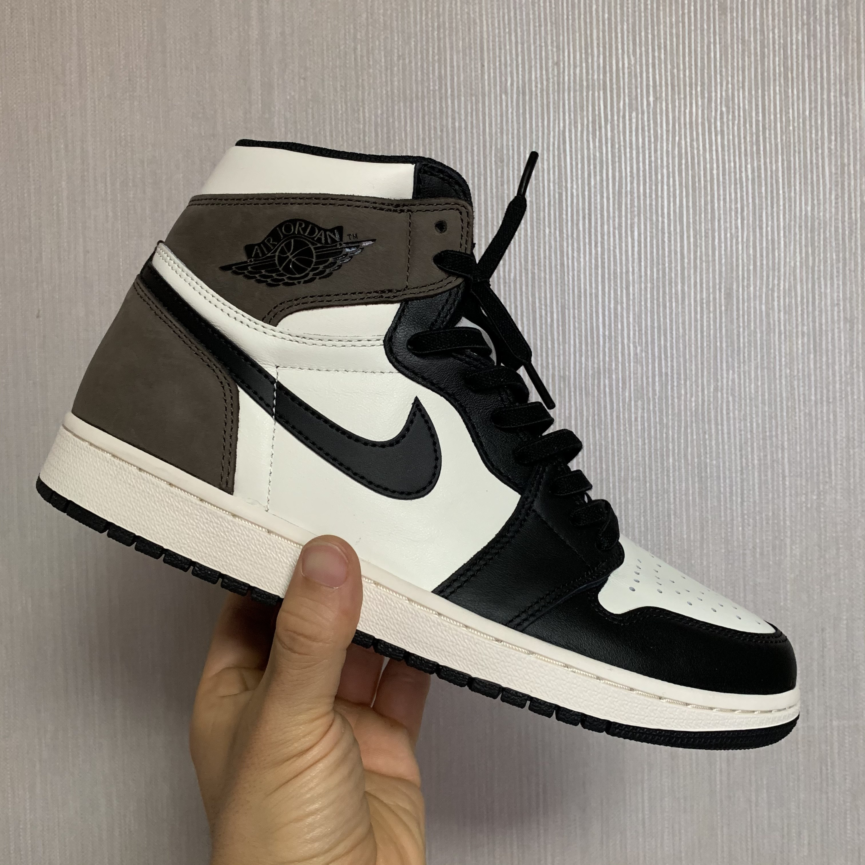 Jordan 1 Retro High OG Black Mocha 착용 스타일