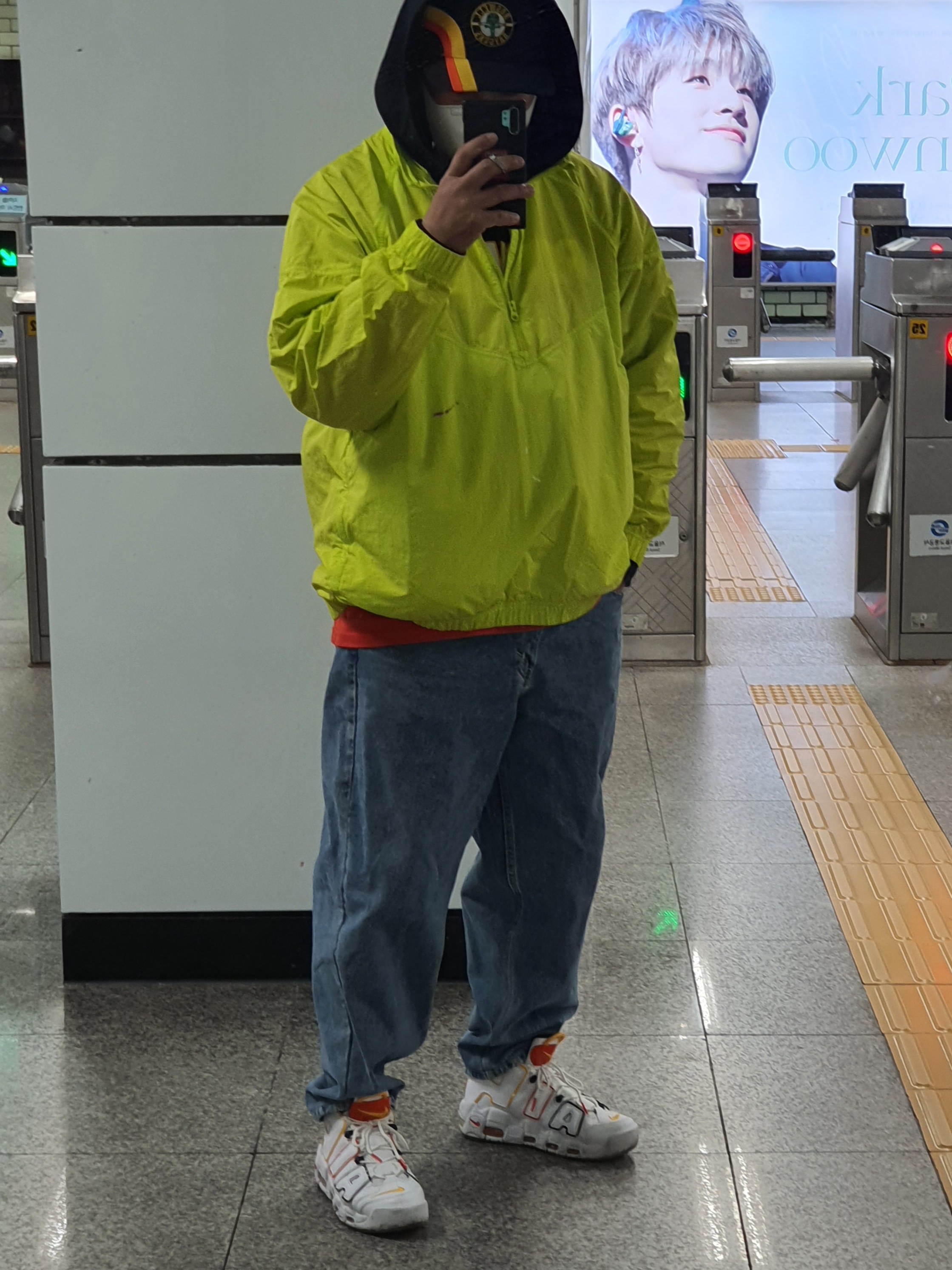 Nike Air More Uptempo Rayguns, Nike x Stussy Windrunner Jacket Bright Cactus 착용 스타일 - 2