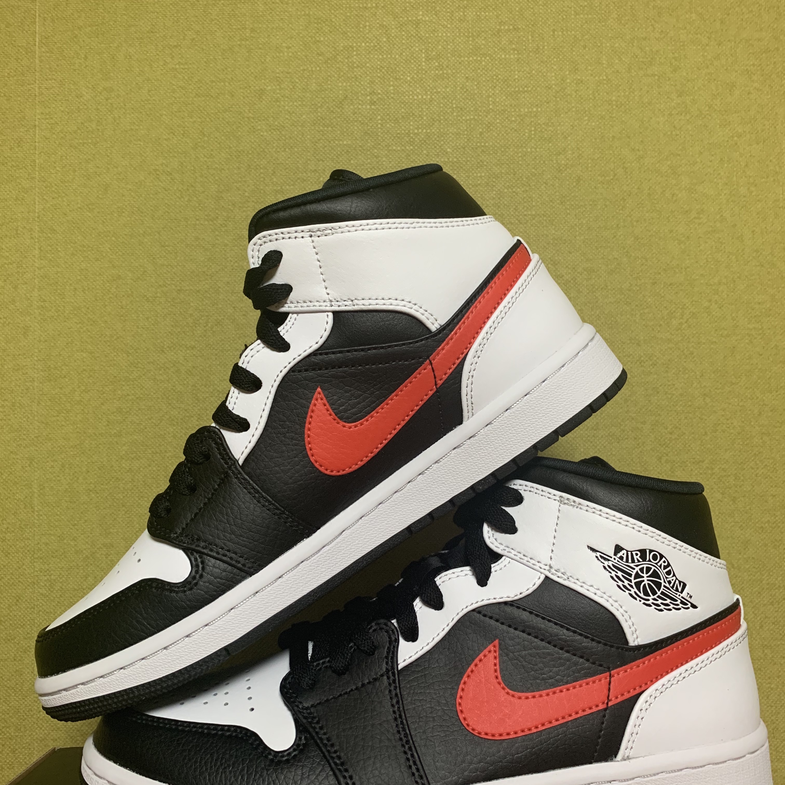 Jordan 1 Mid Black Chile Red 착용 스타일 - 3