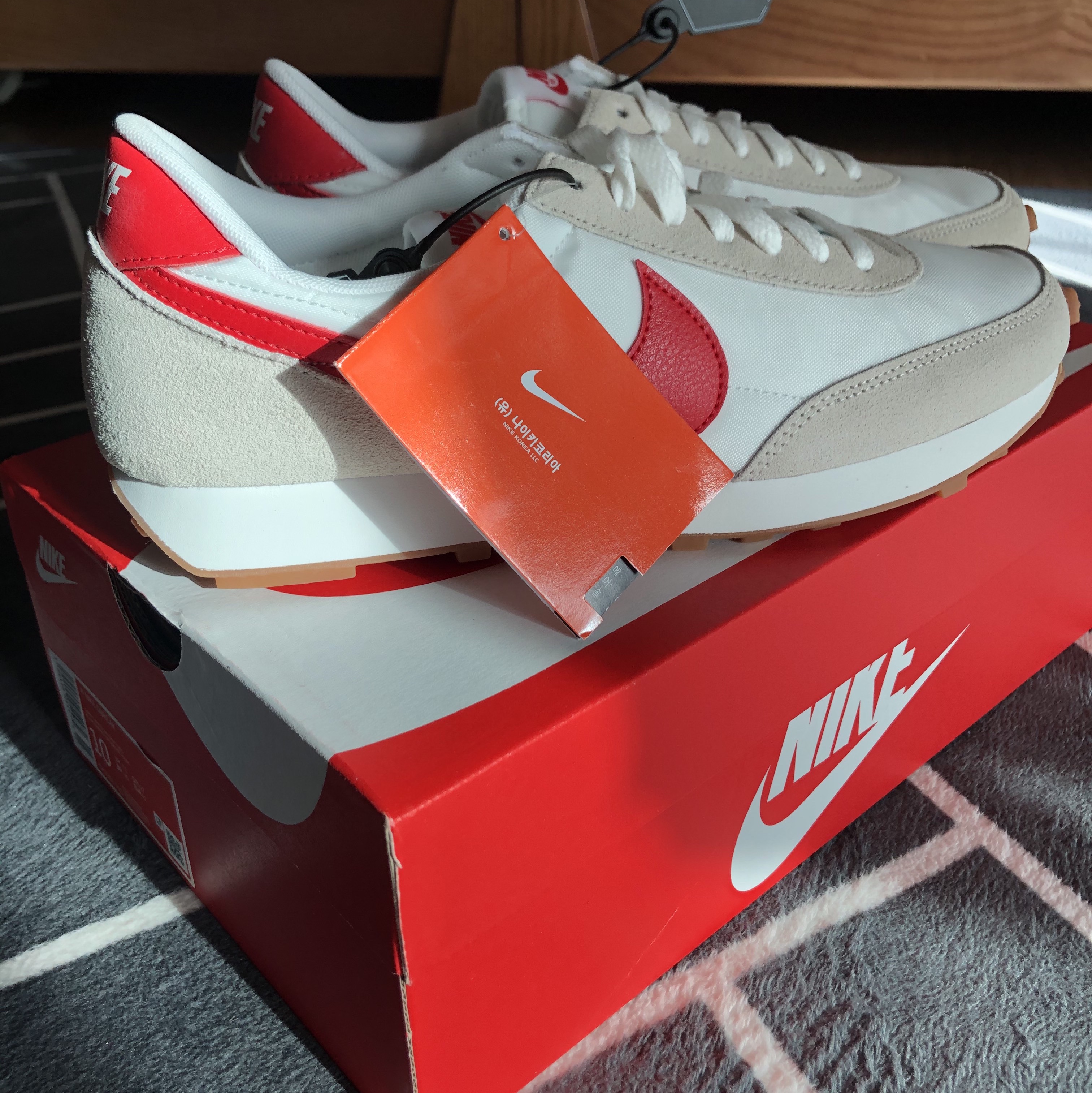 (W) Nike Daybreak Summit White University Red 착용 스타일
