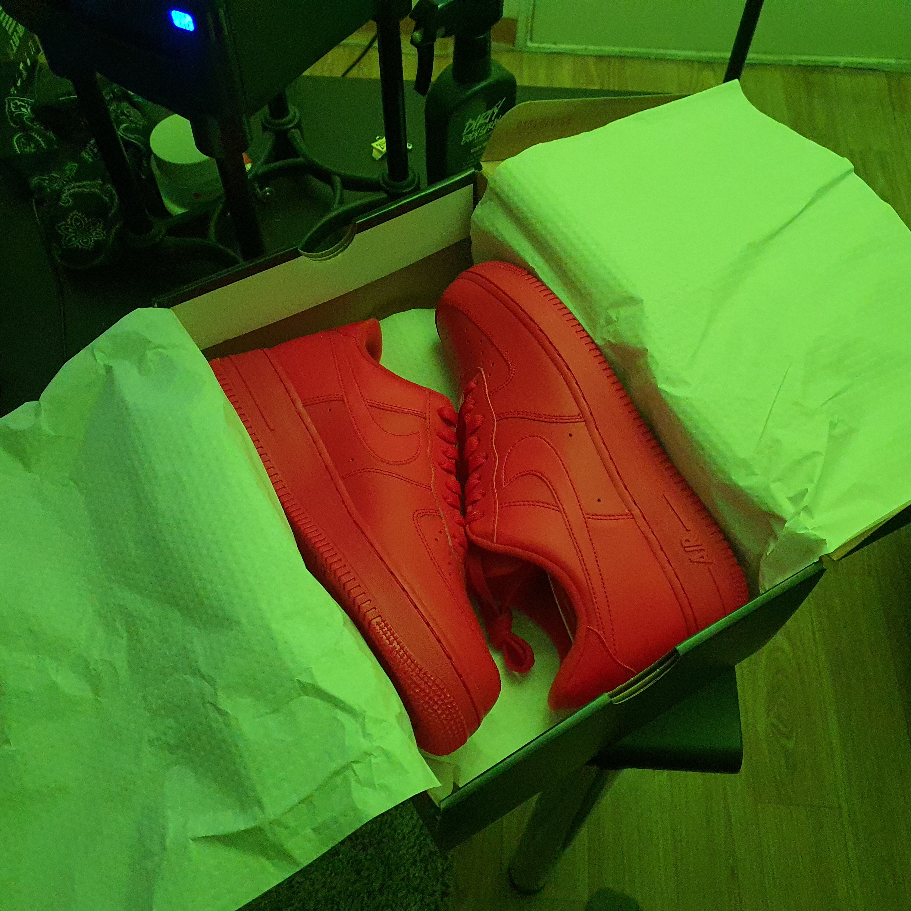 Nike Air Force 1 '07 LV8 Low 1 Triple Red 착용 스타일 - 1