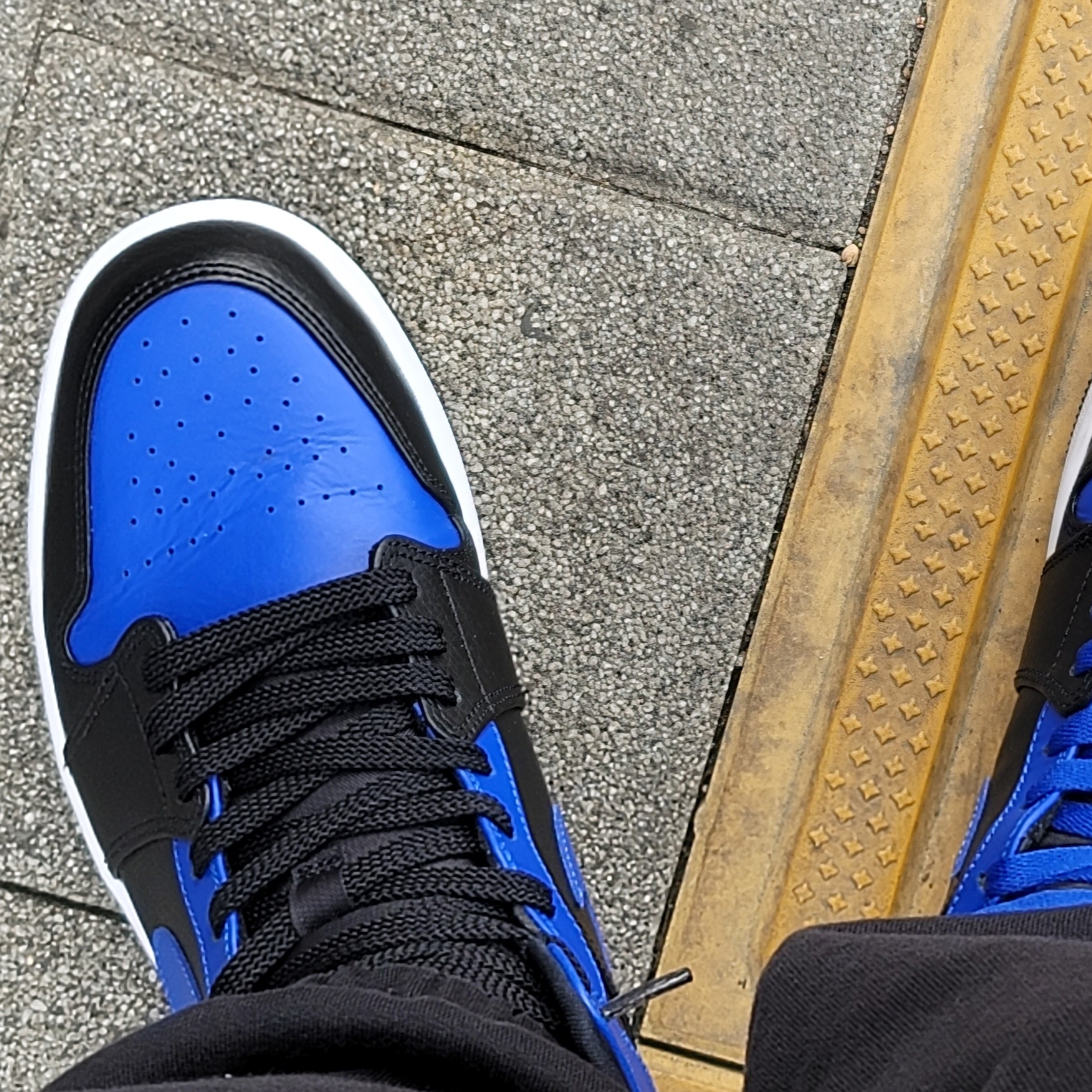 Jordan 1 Mid Black Hyper Royal 착용 스타일