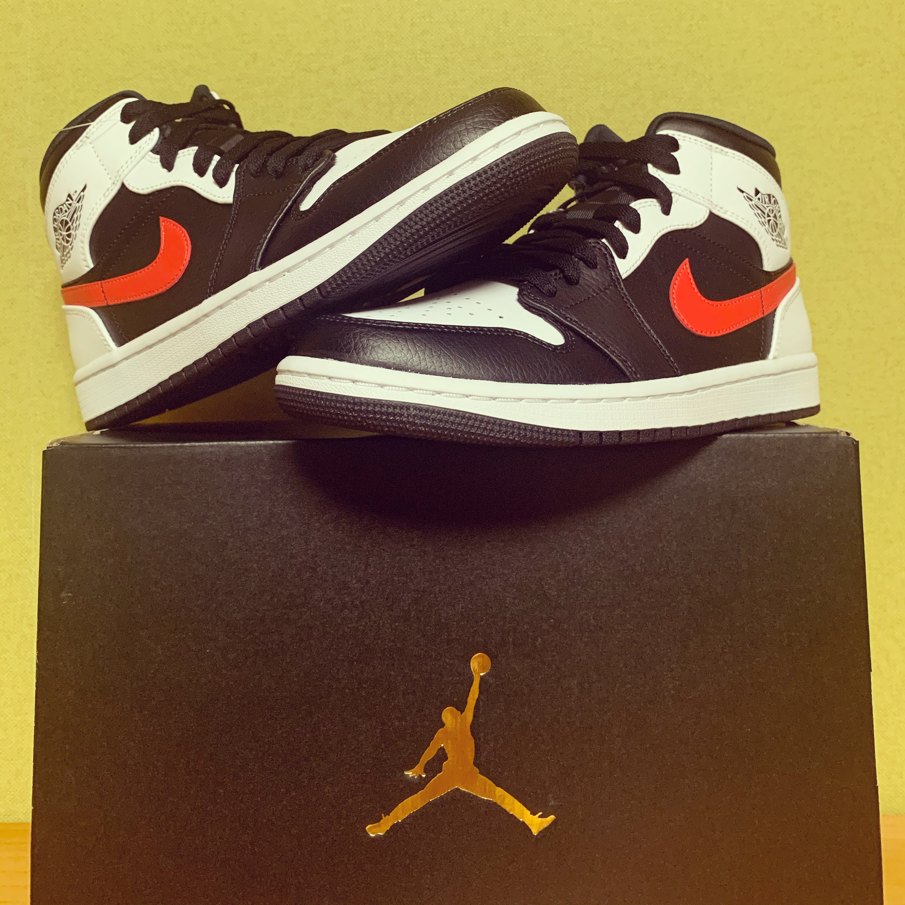 Jordan 1 Mid Black Chile Red 착용 스타일 - 1