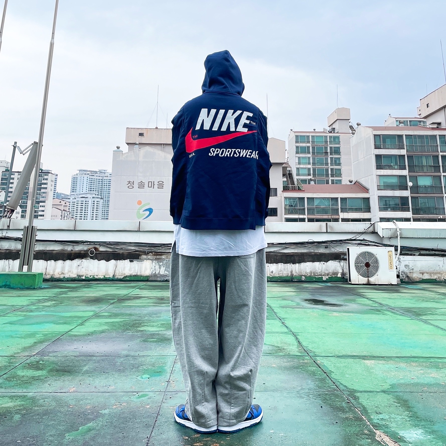 Nike Dunk Low Retro Hyper Cobalt 착용 스타일 - 2