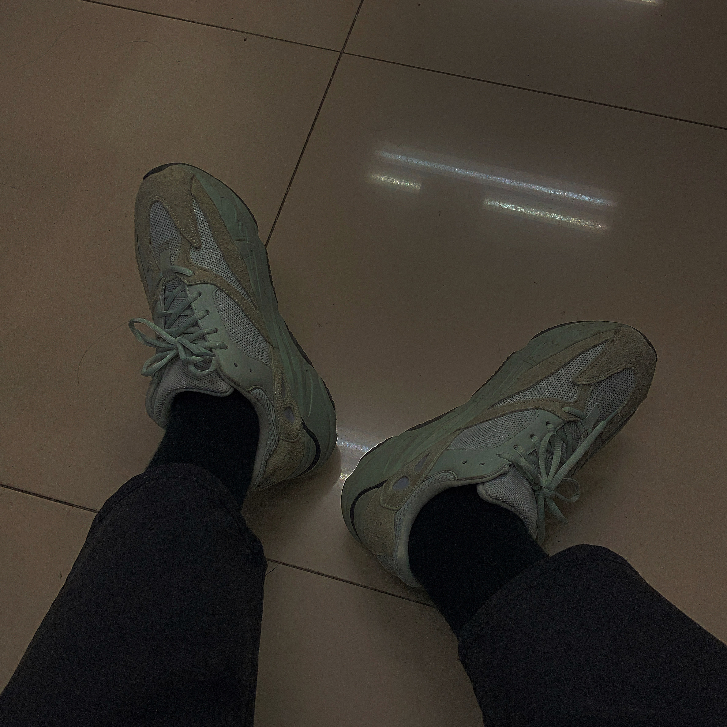 Adidas Yeezy Boost 700 Salt 착용 스타일
