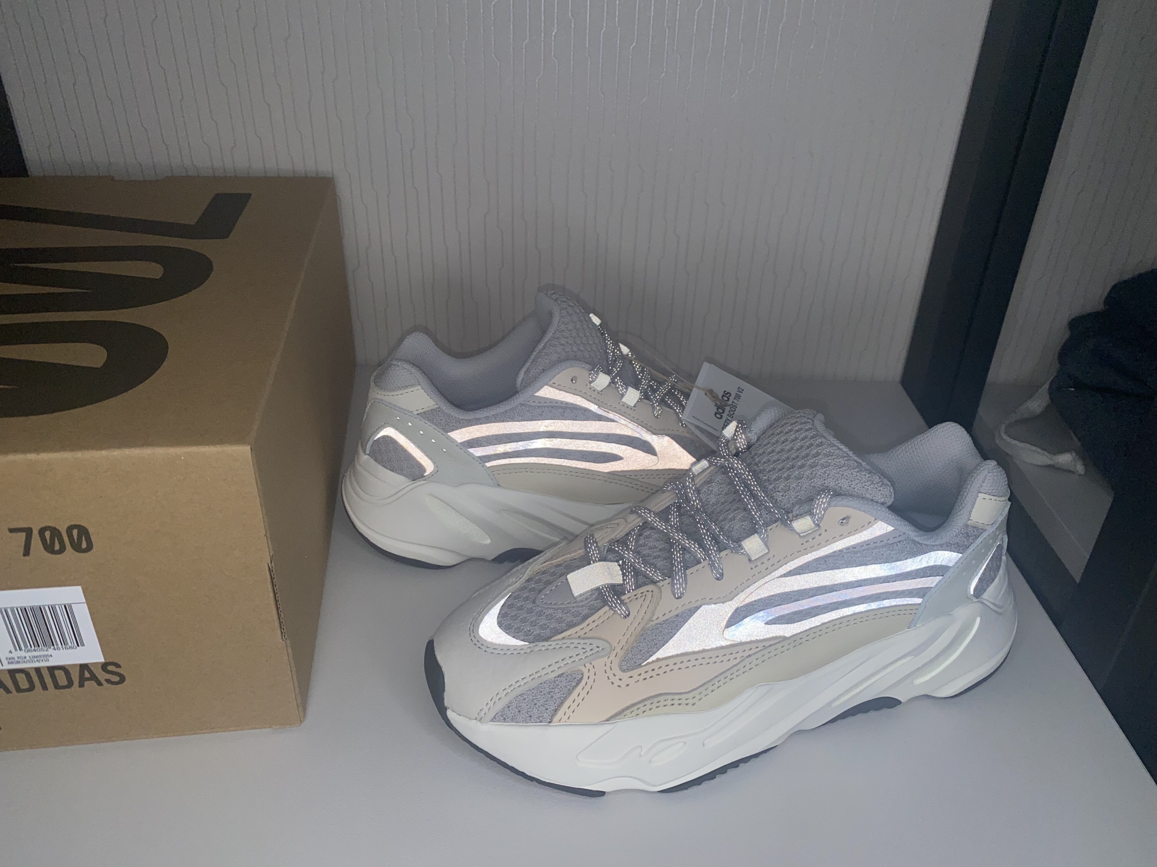 Adidas Yeezy Boost 700 V2 Cream 착용 스타일 - 3