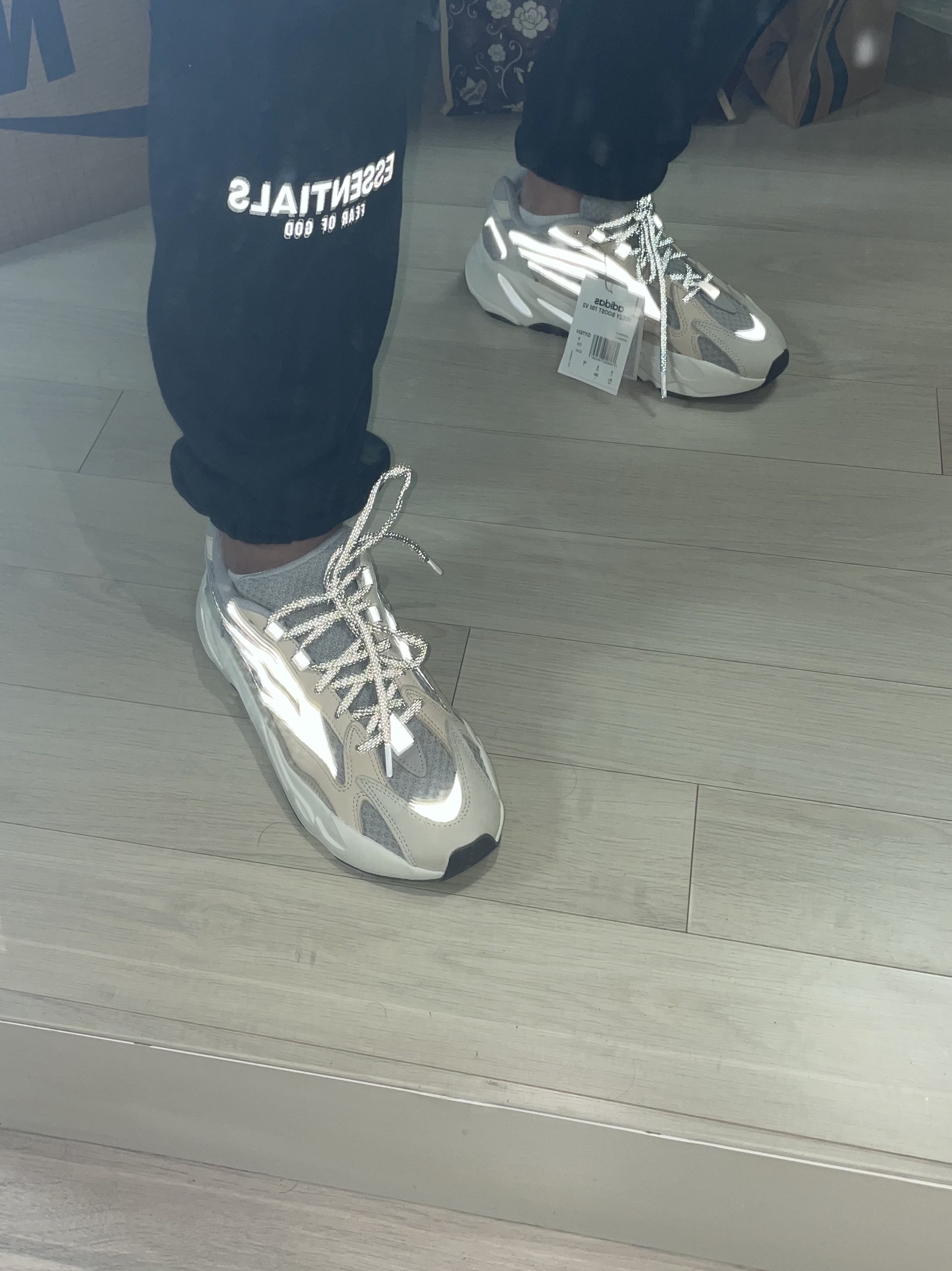 Adidas Yeezy Boost 700 V2 Cream 착용 스타일