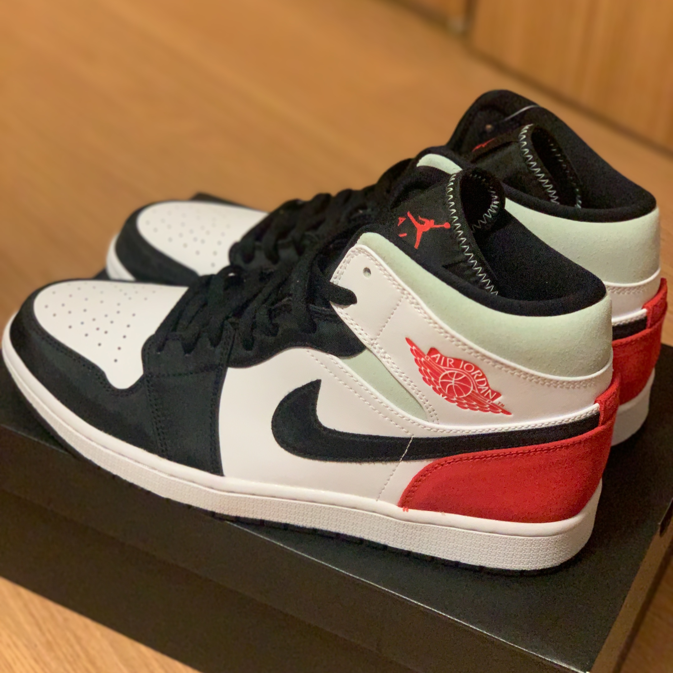 Jordan 1 Mid SE Track Red 착용 스타일 - 3