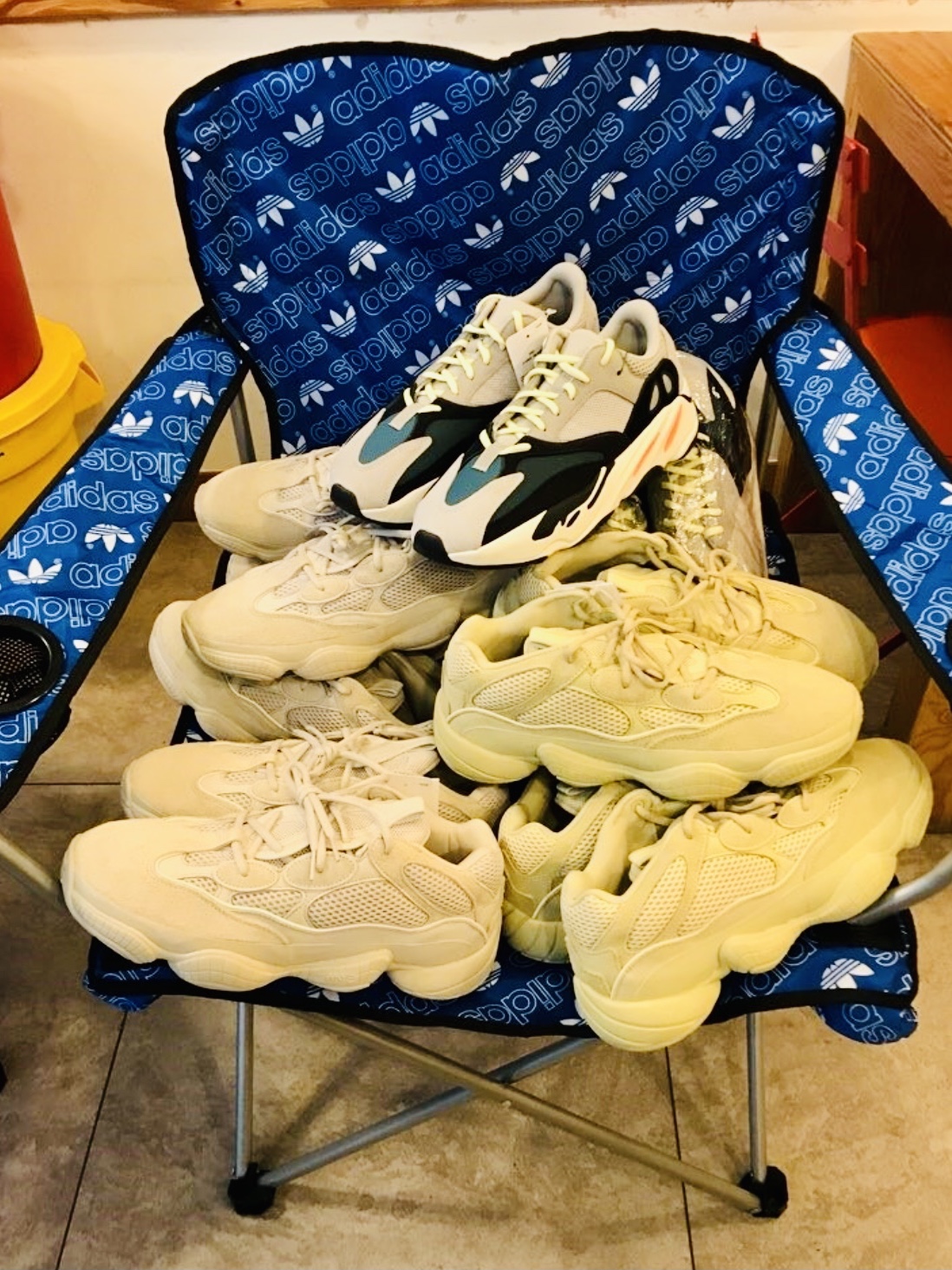 Adidas Yeezy Boost 700 Wave Runner Solid Grey 2017/2019, Adidas Yeezy 500 Super Moon Yellow 착용 스타일 - 1