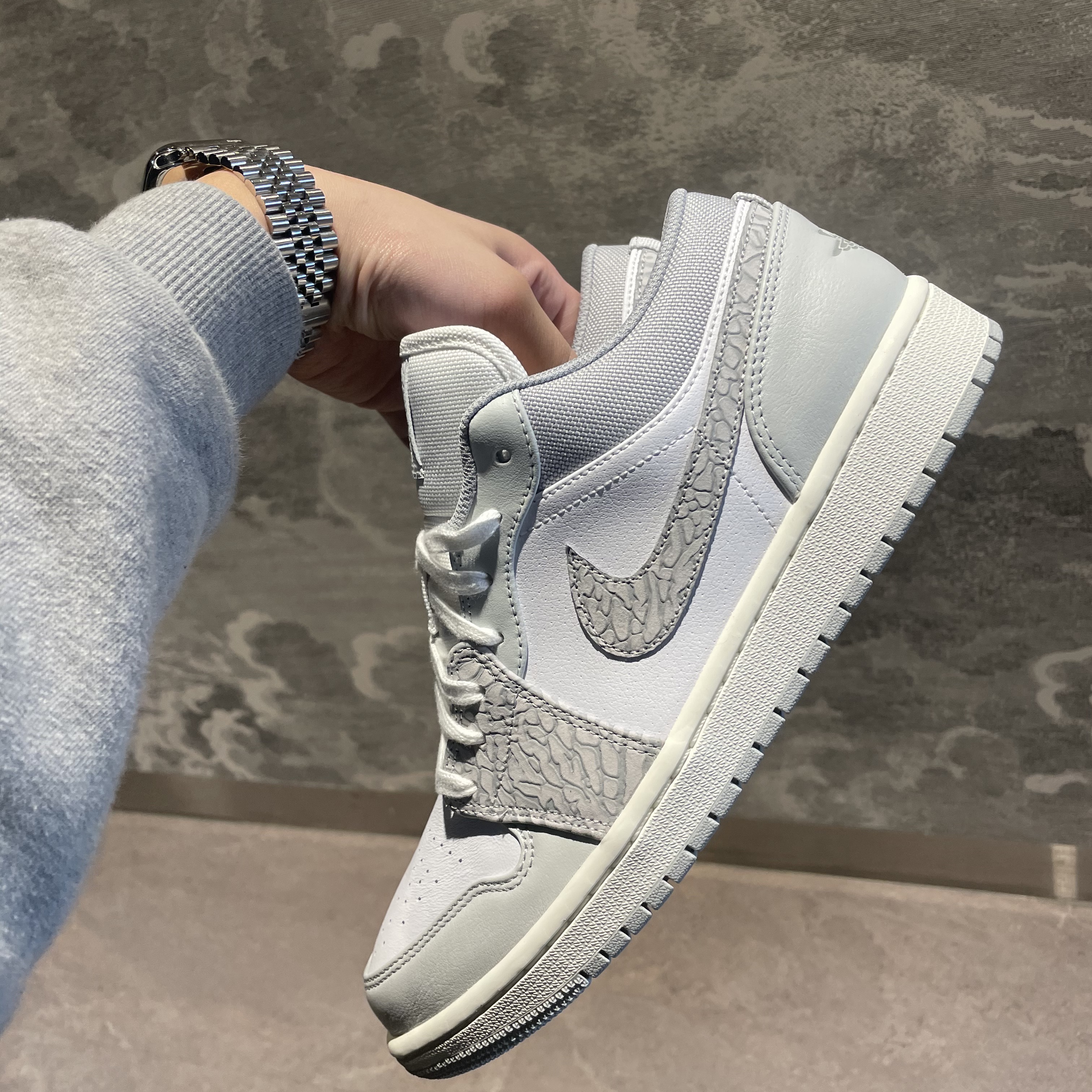 Jordan 1 Low PRM Elephant Print 착용 스타일 - 3