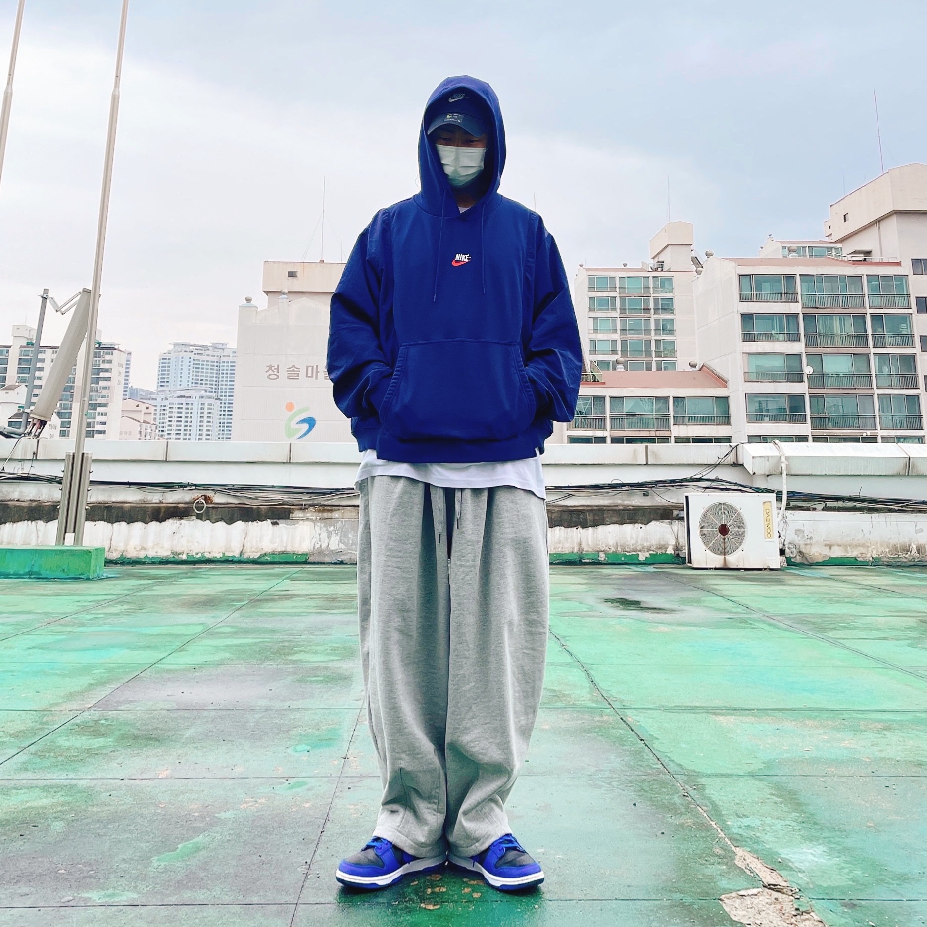 Nike Dunk Low Retro Hyper Cobalt 착용 스타일 - 1
