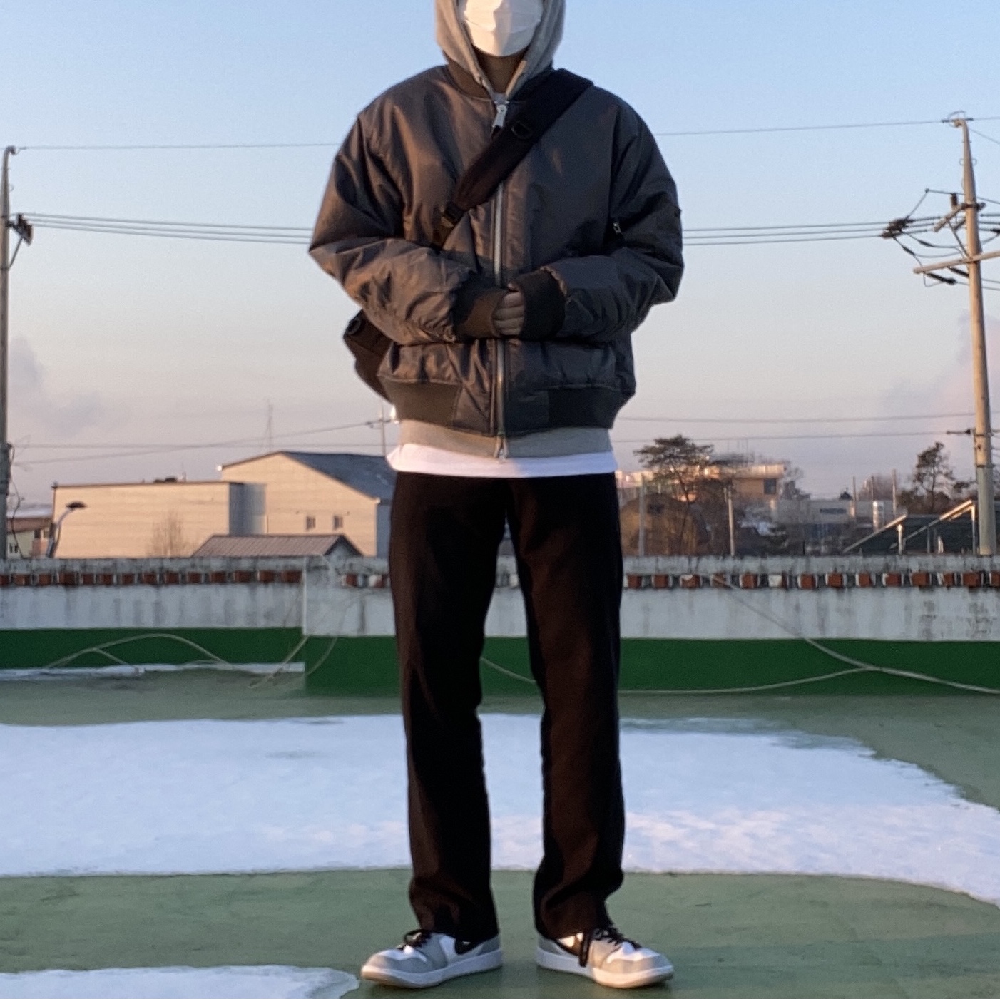 Jordan 1 Mid Light Smoke Grey 착용 스타일 - 2