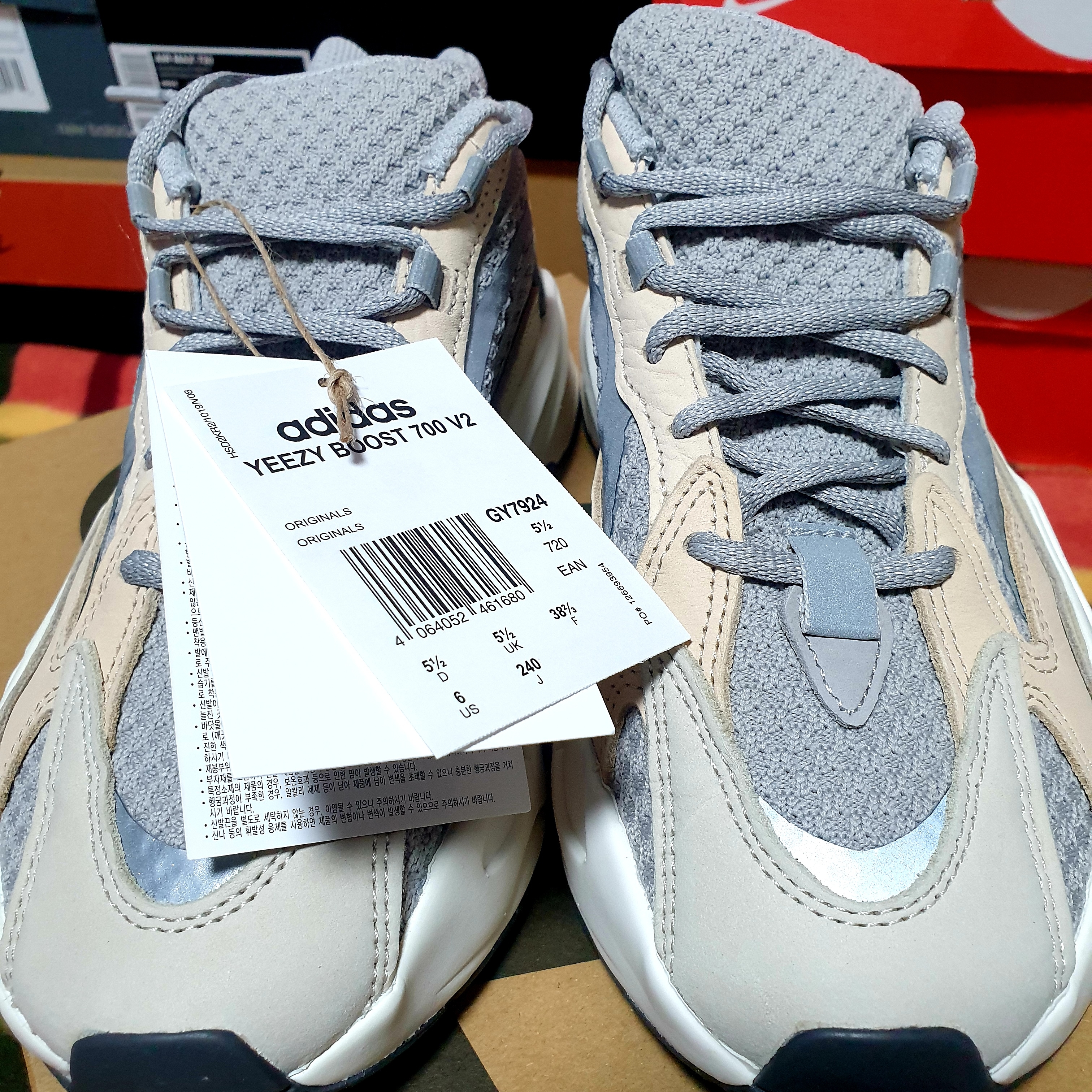 Adidas Yeezy Boost 700 V2 Cream 착용 스타일 - 5