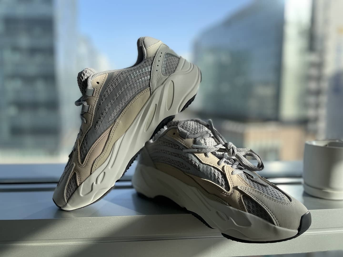 Adidas Yeezy Boost 700 V2 Cream 착용 스타일 - 1