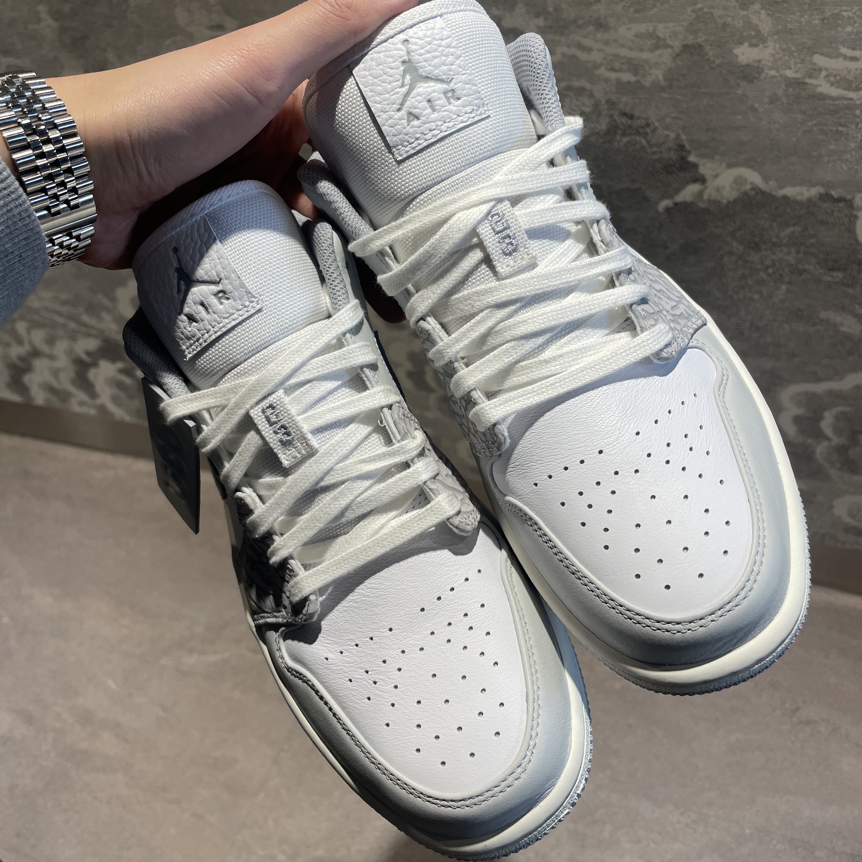 Jordan 1 Low PRM Elephant Print 착용 스타일 - 4