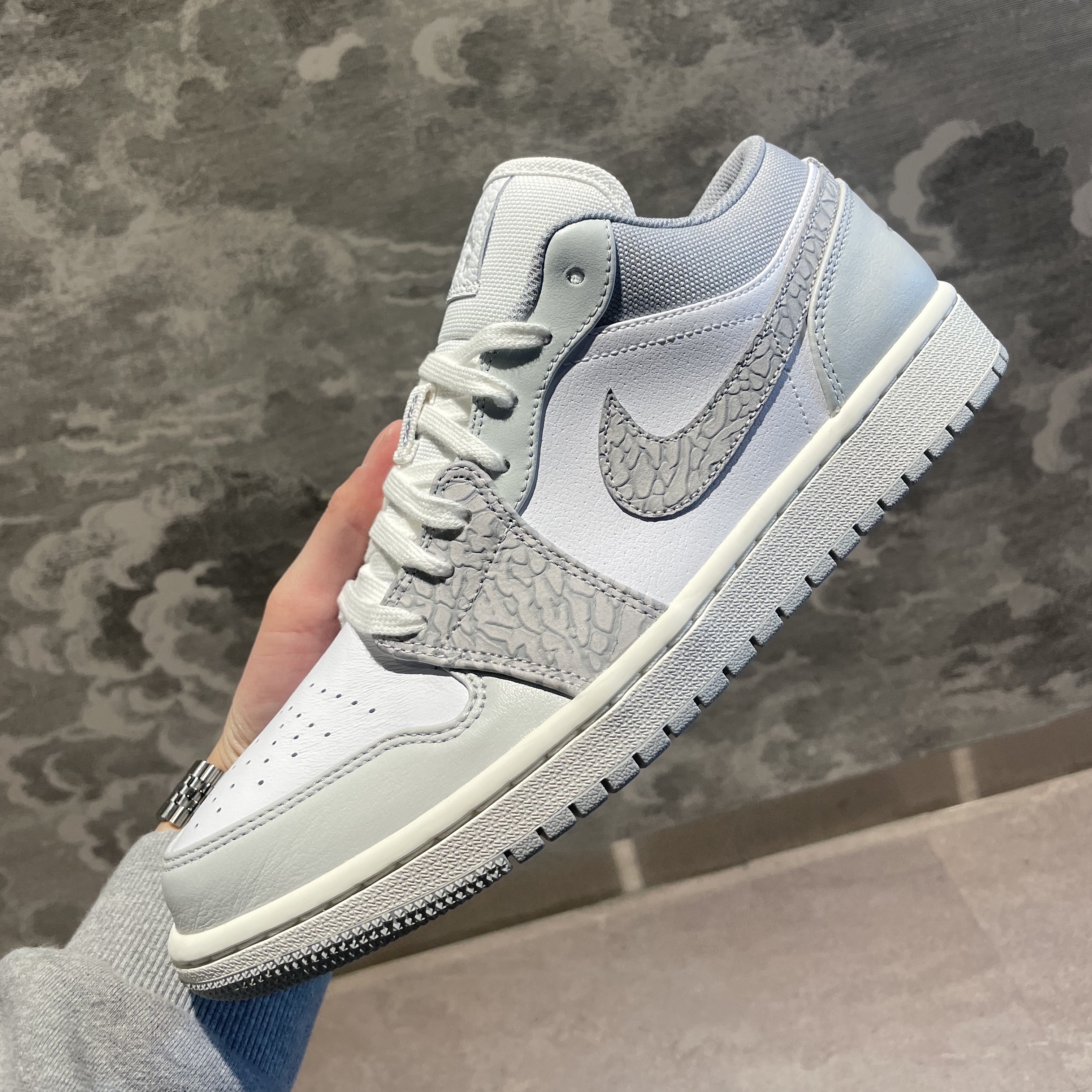 Jordan 1 Low PRM Elephant Print 착용 스타일 - 1