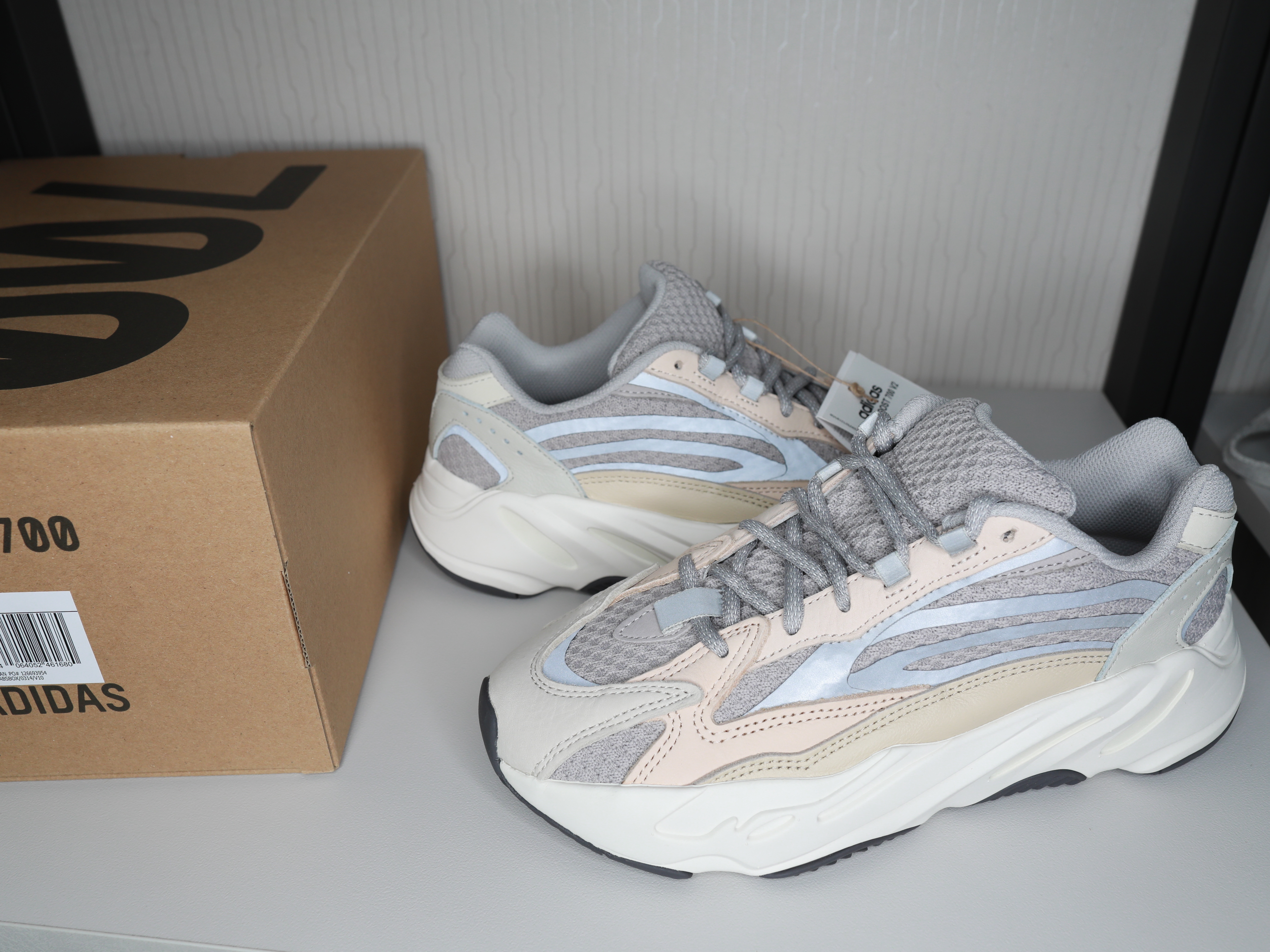 Adidas Yeezy Boost 700 V2 Cream 착용 스타일 - 1