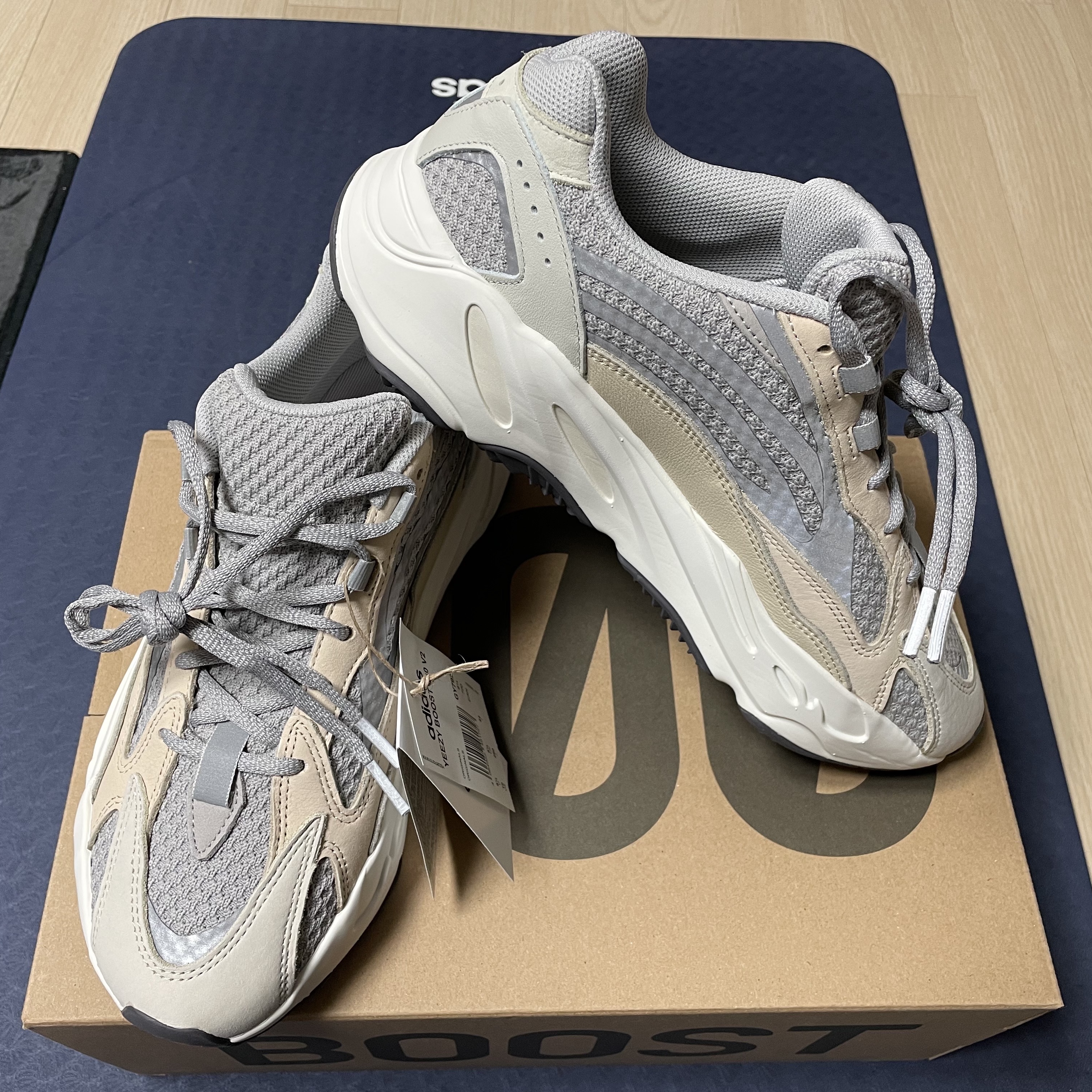 Adidas Yeezy Boost 700 V2 Cream 착용 스타일 - 1