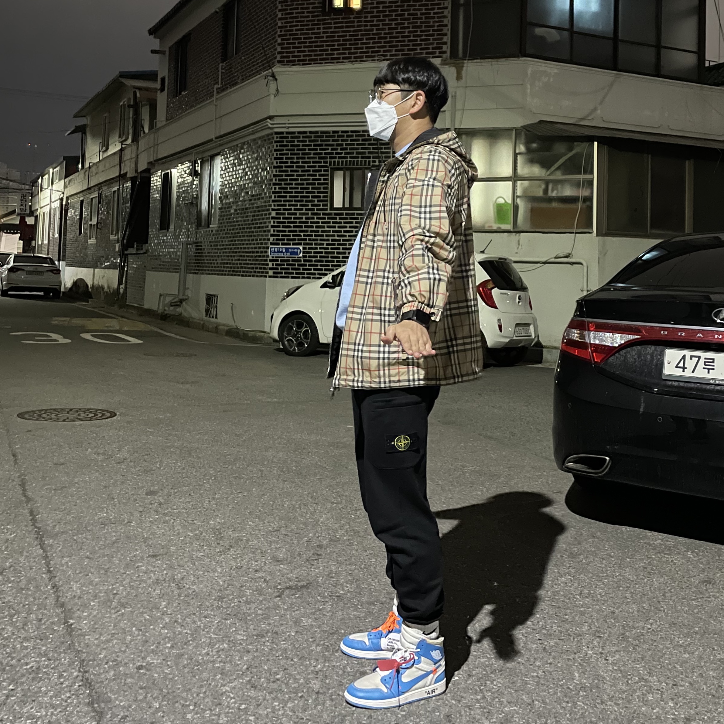 Jordan 1 x Off-White Retro High University Blue 착용 스타일 - 3