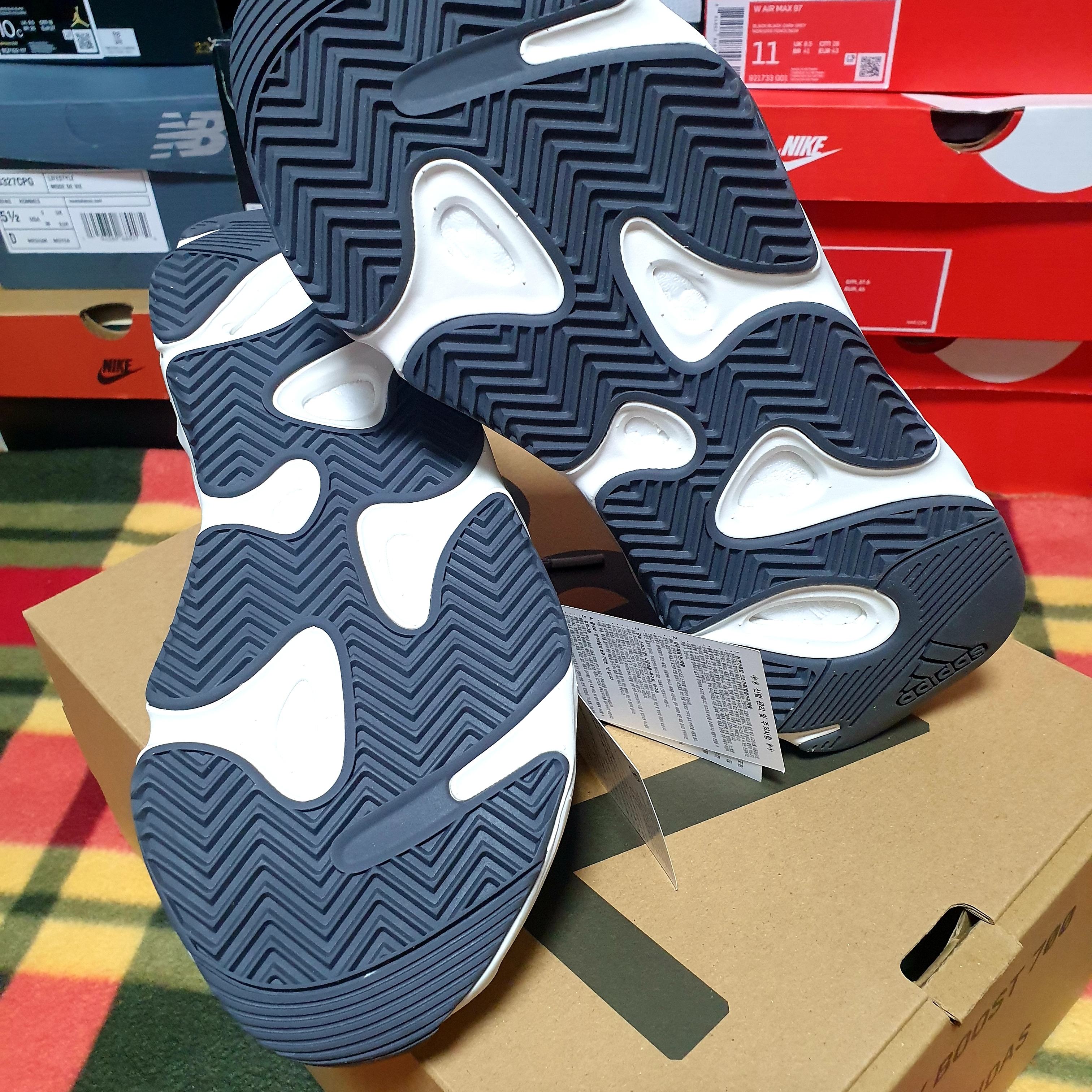 Adidas Yeezy Boost 700 V2 Cream 착용 스타일 - 4