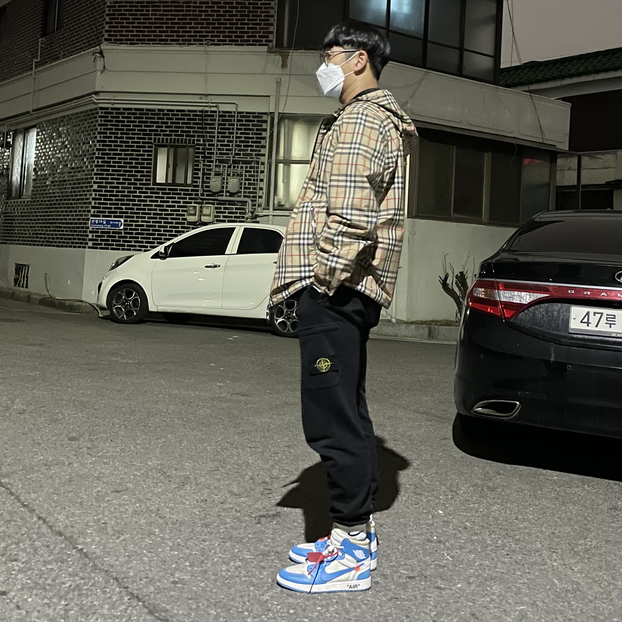 Jordan 1 x Off-White Retro High University Blue 착용 스타일 - 4