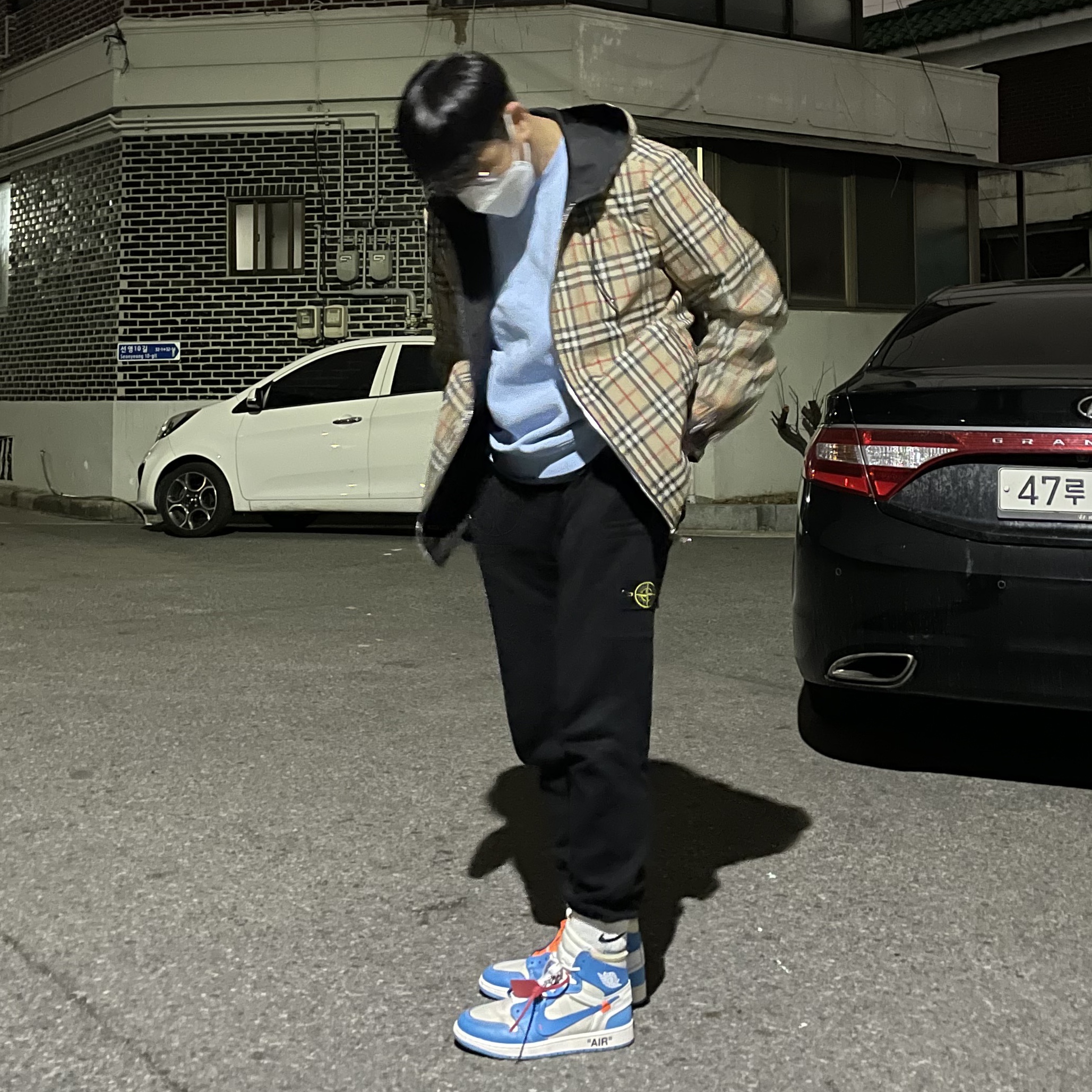 Jordan 1 x Off-White Retro High University Blue 착용 스타일 - 1