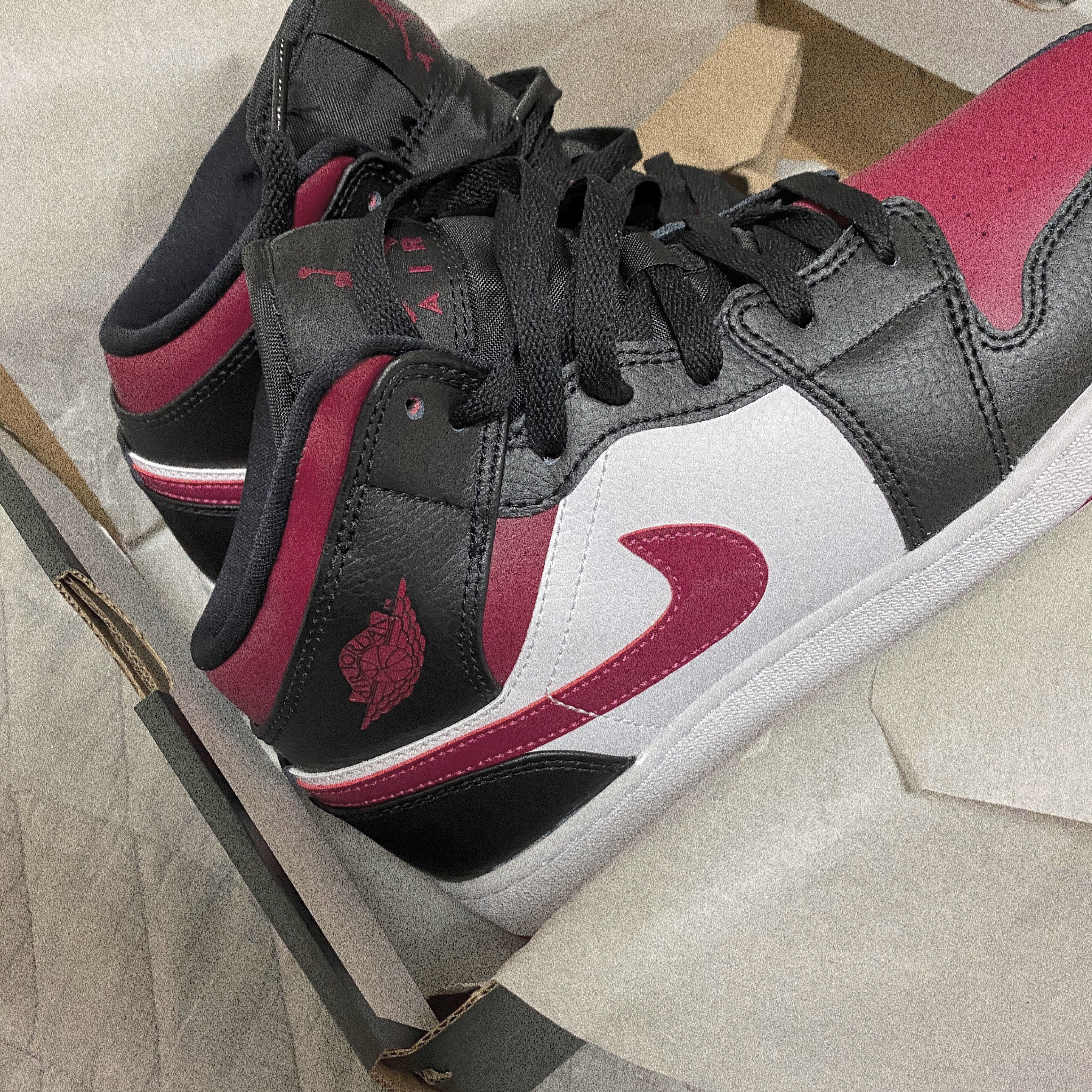 Jordan 1 Mid Bred Toe Noble Red 착용 스타일 - 1