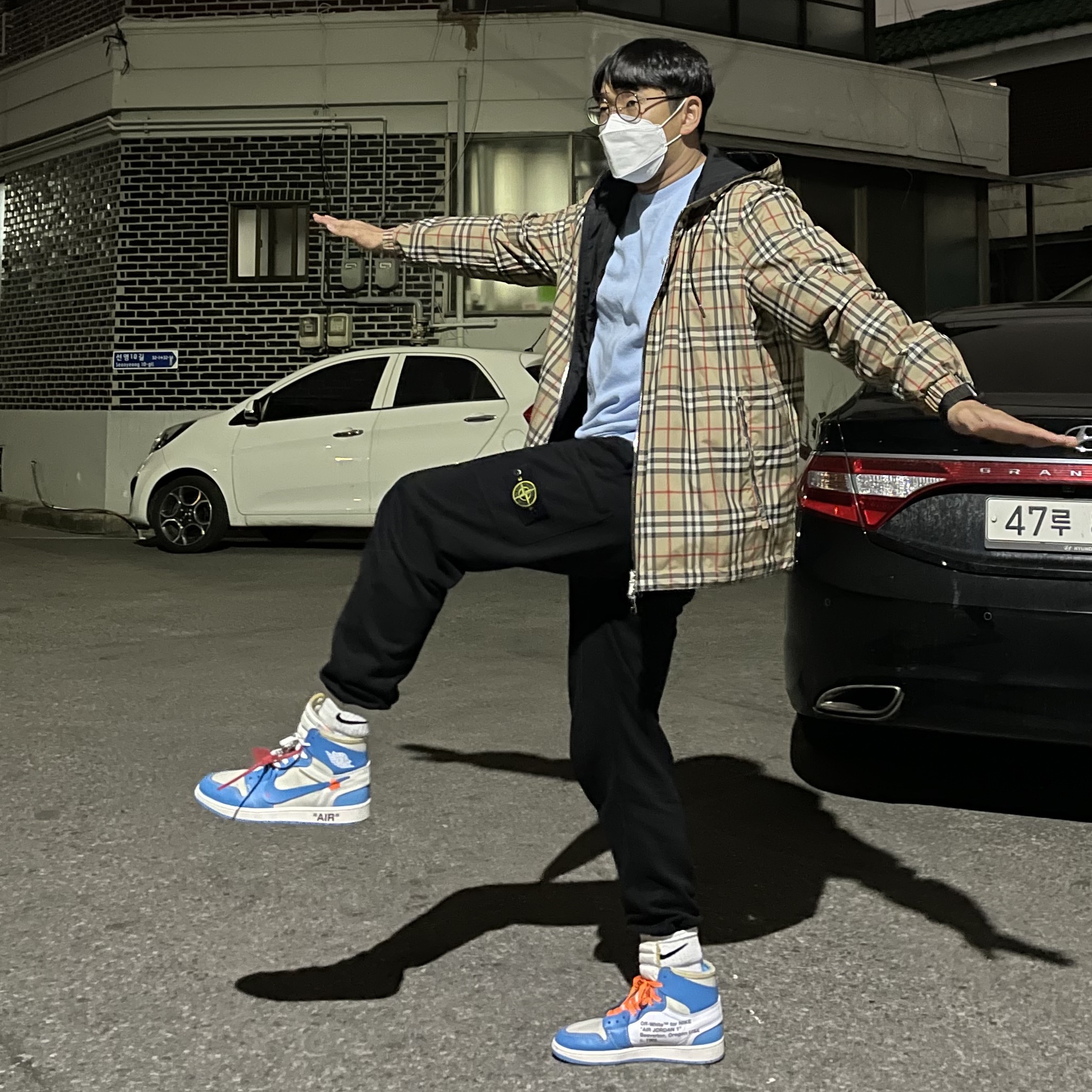 Jordan 1 x Off-White Retro High University Blue 착용 스타일 - 2
