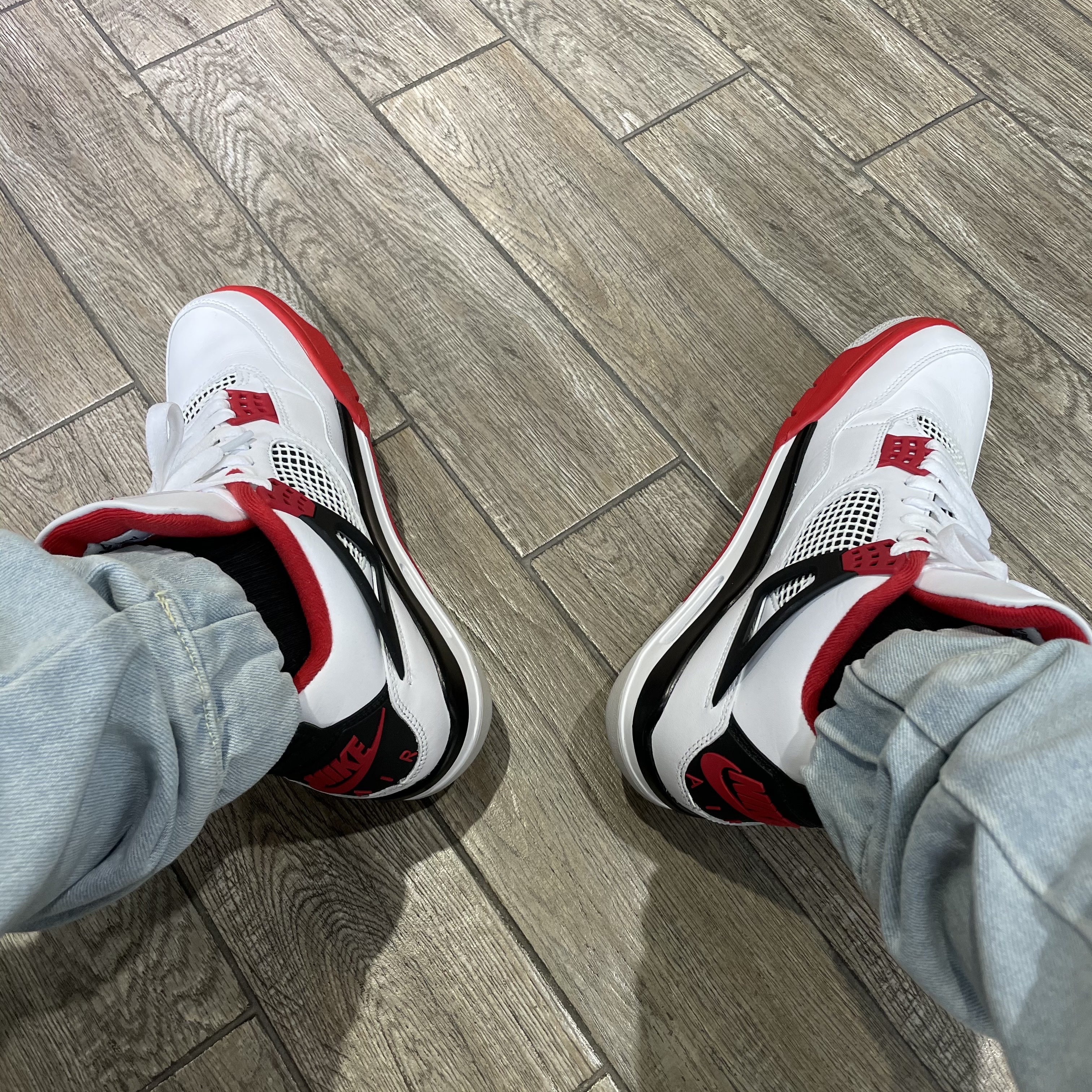 Jordan 4 Retro OG Fire Red 2020 착용 스타일 - 3