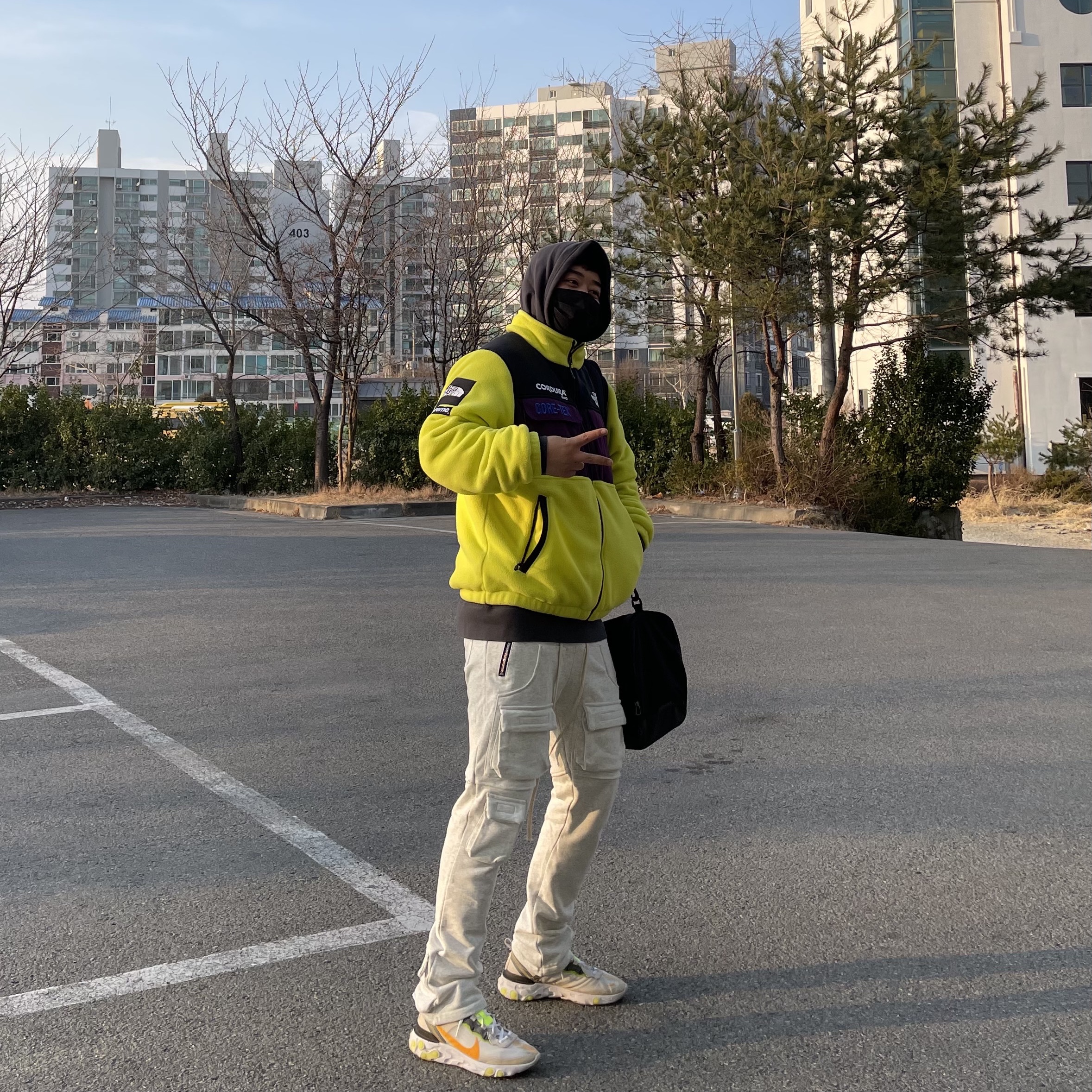 Supreme x The North Face Expedition Fleece Jacket Sulphur - 18FW, Nike React Element 87 Light Orewood Brown 착용 스타일