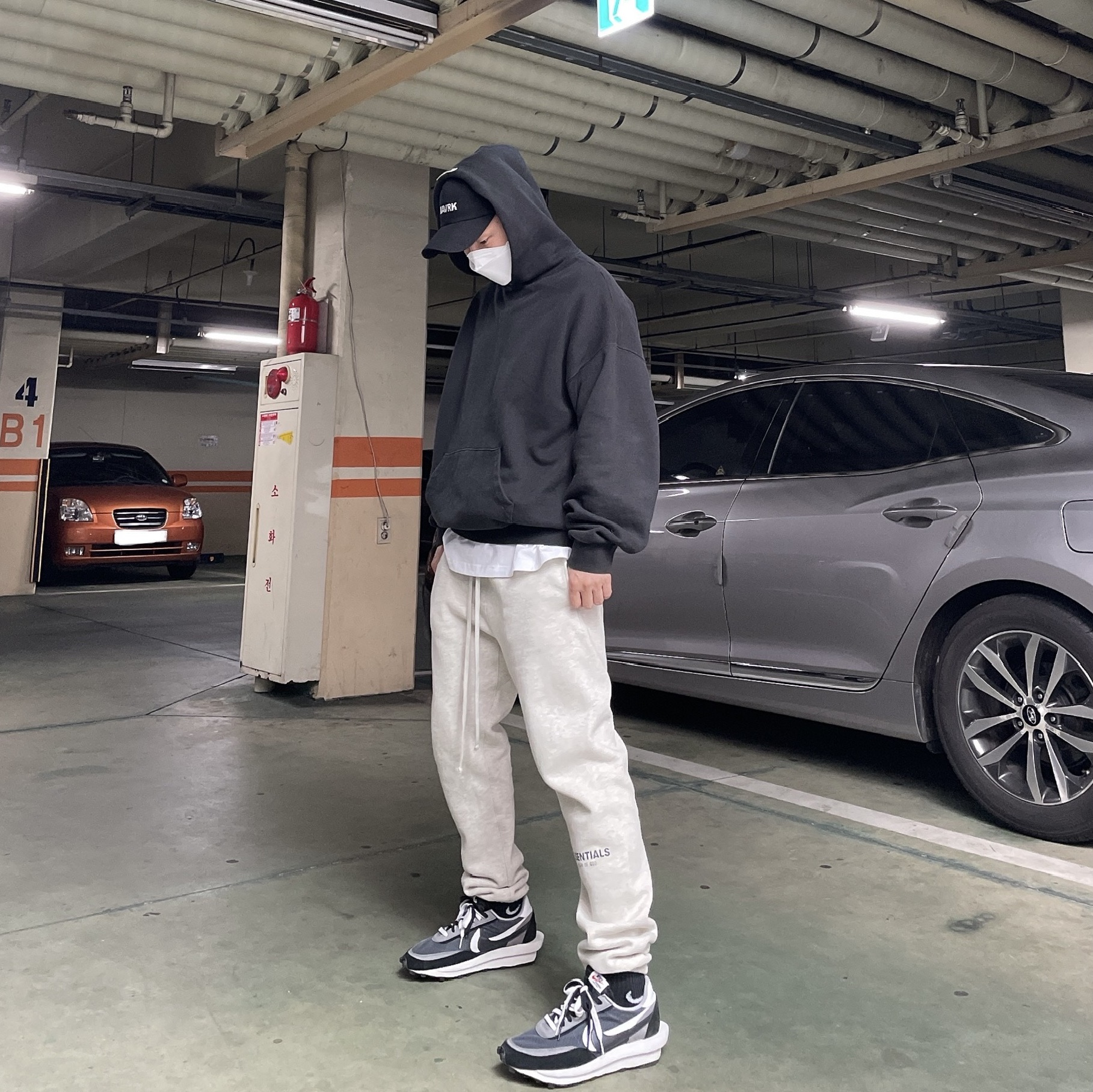 Essentials Sweatpants Oatmeal/Oatmeal Heather/Light Heather Oatmeal 2020, Nike x Sacai LDWaffle Black 착용 스타일 - 1