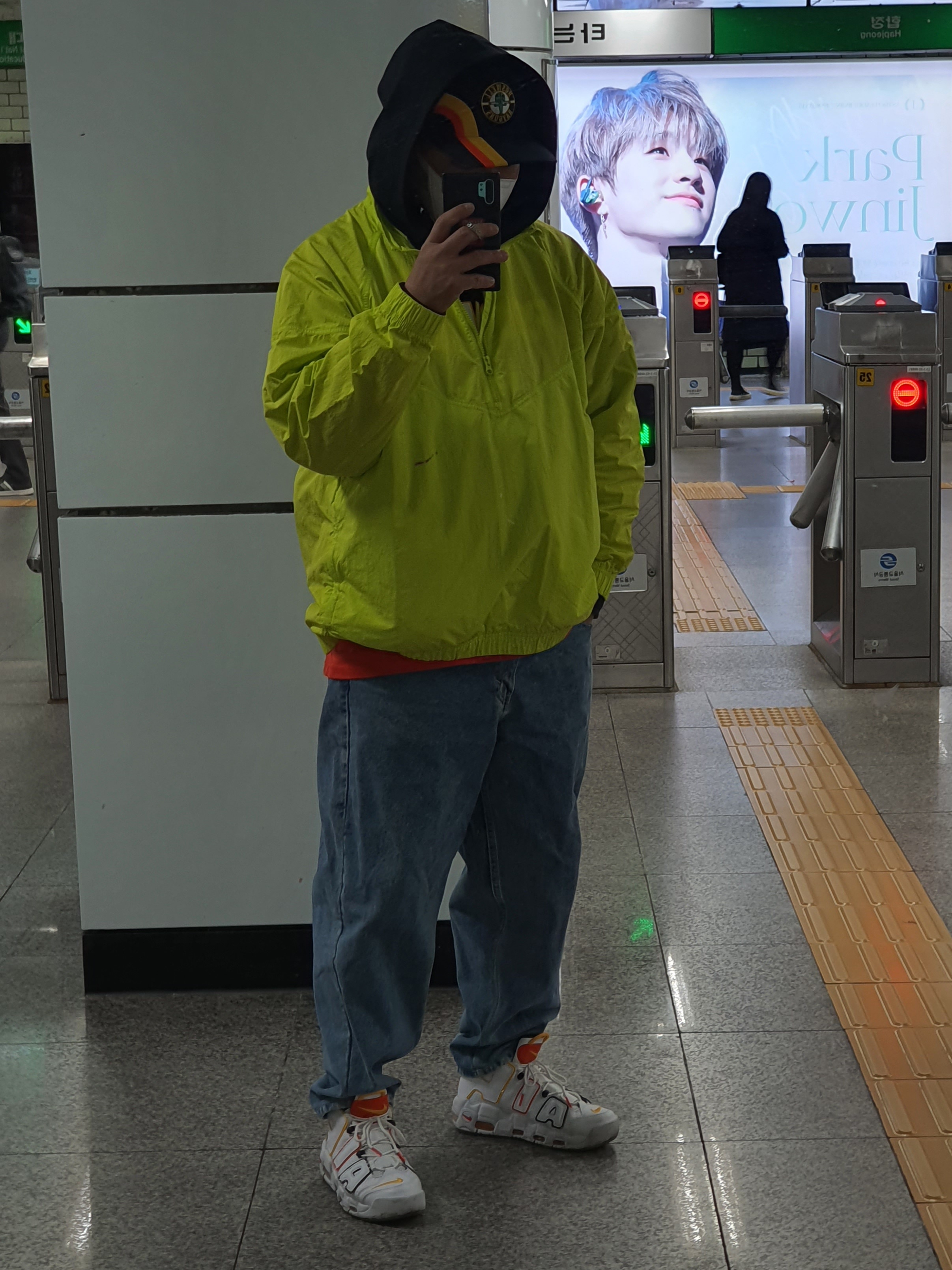 Nike Air More Uptempo Rayguns, Nike x Stussy Windrunner Jacket Bright Cactus 착용 스타일 - 1